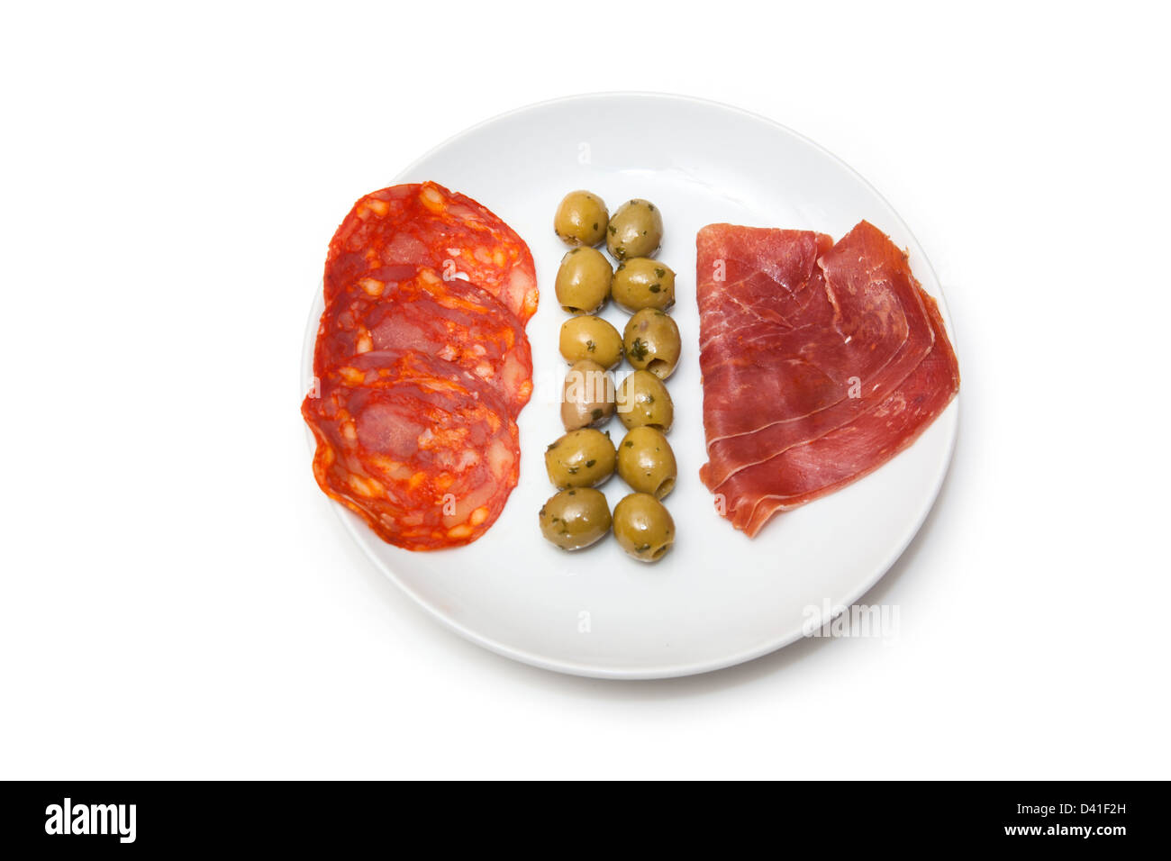 Tapas spagnole platter isolato su un bianco di sfondo per studio. Foto Stock