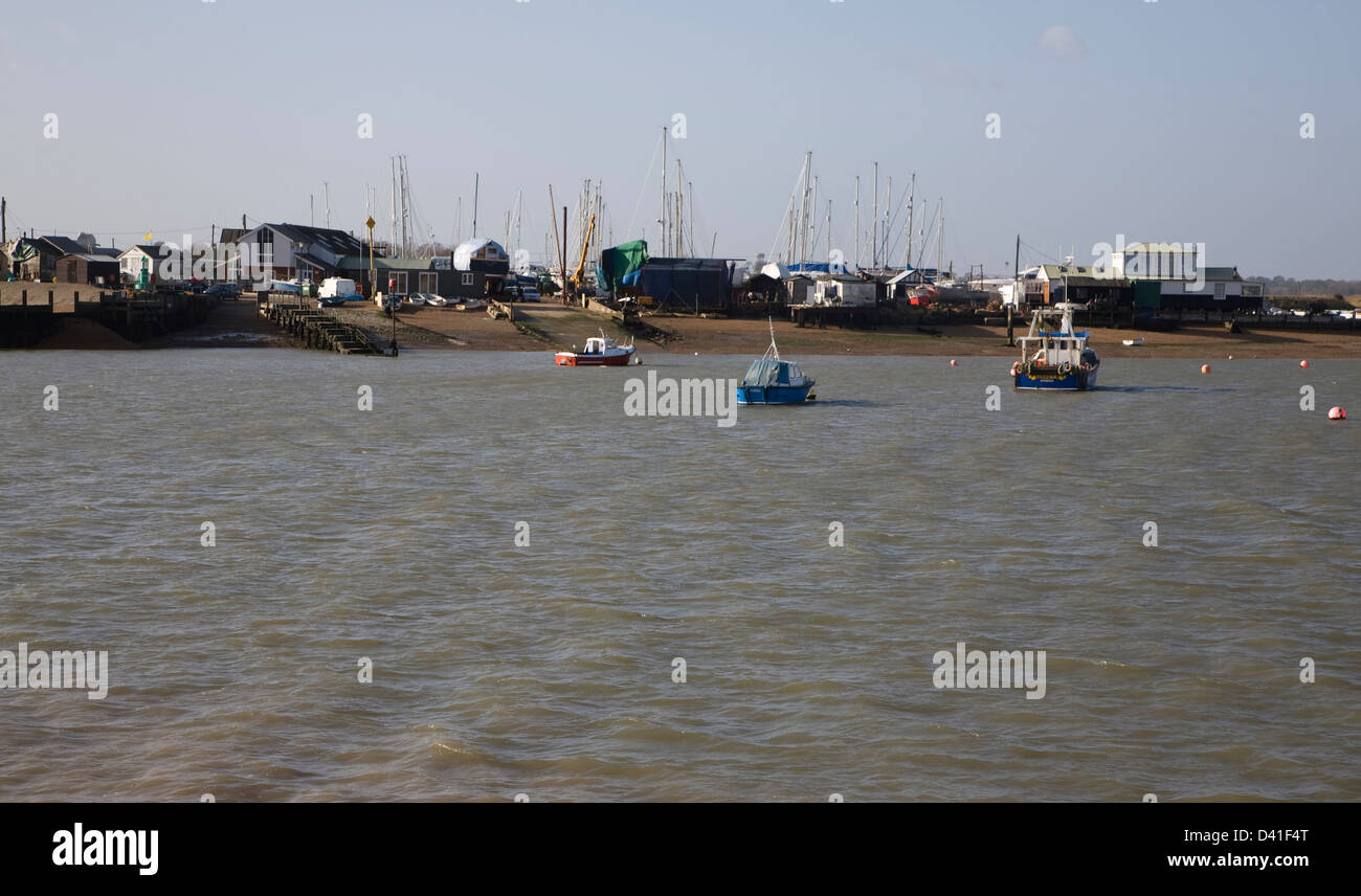 Barche a posti barca presso la foce del fiume Deben, Felixstowe Ferry, Suffolk, Inghilterra Foto Stock