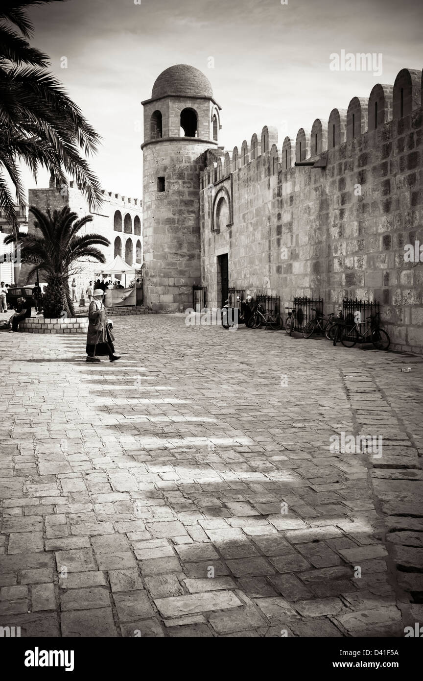 La donna araba al di fuori di una grande moschea, Sousse, Tunisia Foto Stock