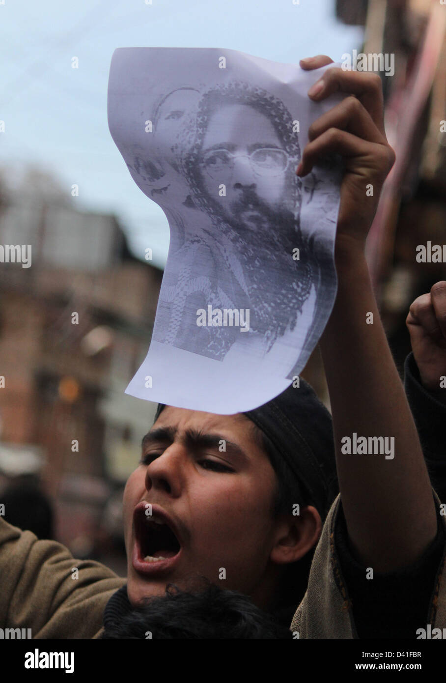 Srinagar Kashmir, India. 1 marzo 2013. Gli attivisti e i sostenitori del Jammu Kashmir Liberation Front (JKLF) libertà di gridare slogan e tenere premuto posters di Afzal Guru durante una manifestazione di protesta a Srinagar. Essi chiedono il ritorno di Mohammad Afzal Guru dell corpo dopo che egli è stato impiccato per un attacco al parlamento del paese nel 2001, che ha provocato la morte di nove persone. Credito: ZUMA Press, Inc. / Alamy Live News Foto Stock