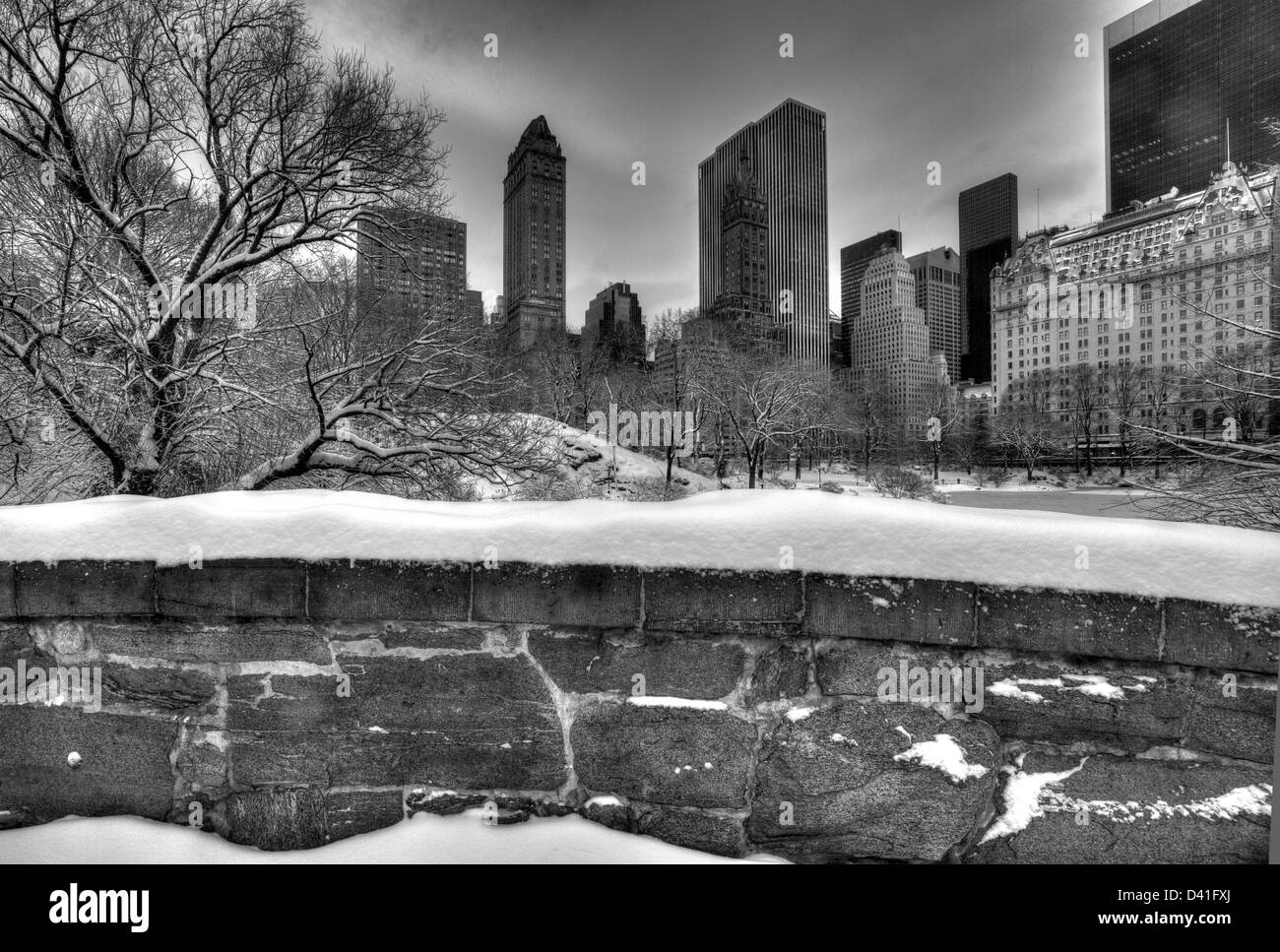 Il Central Park di New York City Gapstow bridge dopo la tempesta di neve Foto Stock