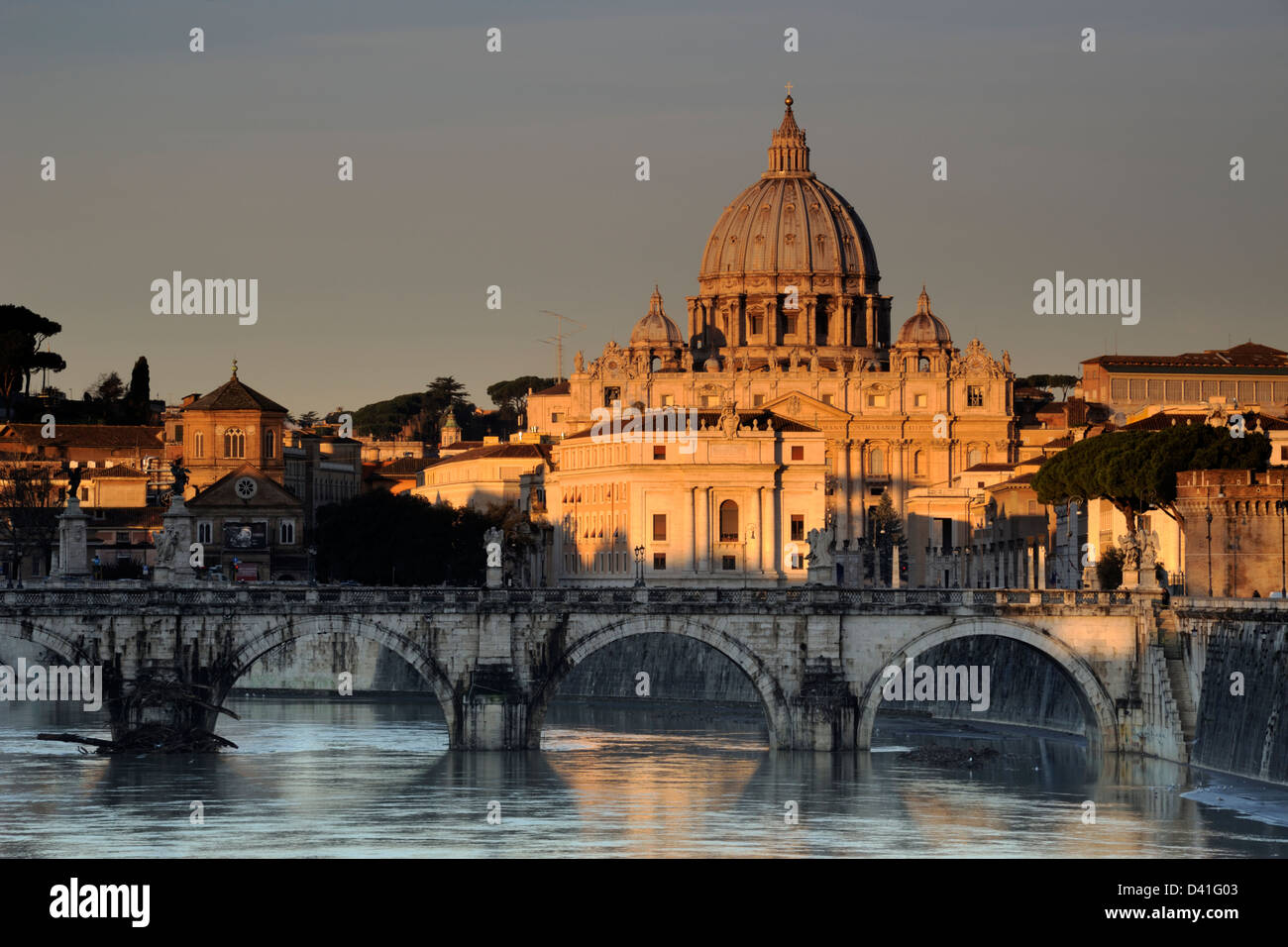 Italia, Roma, fiume Tevere, ponte Sant'Angelo e basilica di San Pietro all'alba Foto Stock
