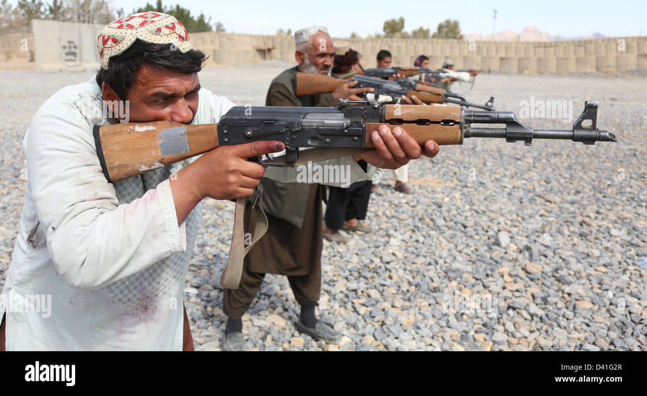 Afghan agenti di polizia locali pratica sparando AK-47 fucili a canna rigata durante il corso di formazione Febbraio 17, 2013 nel distretto di Arghandab, provincia di Kandahar, Afghanistan. Foto Stock