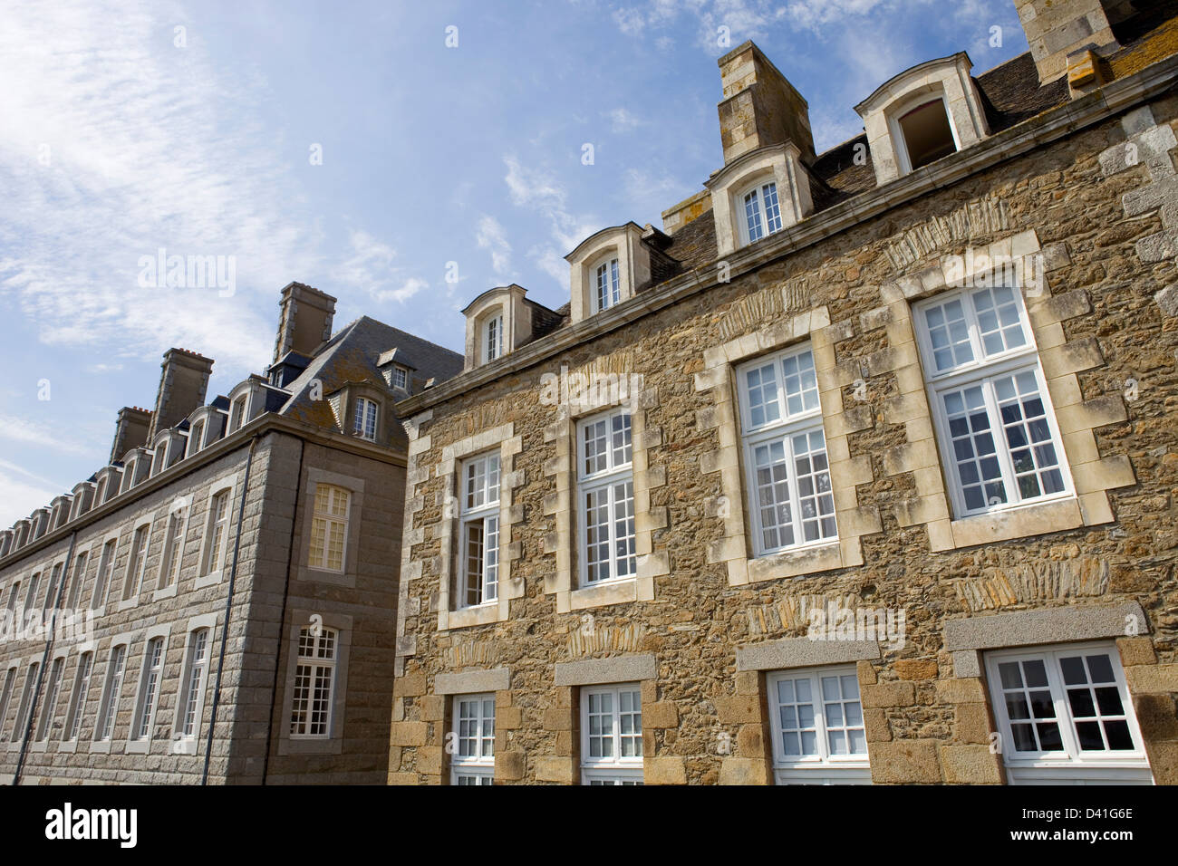 Tipico intra muros st malo case, Brittany, Francia Foto Stock