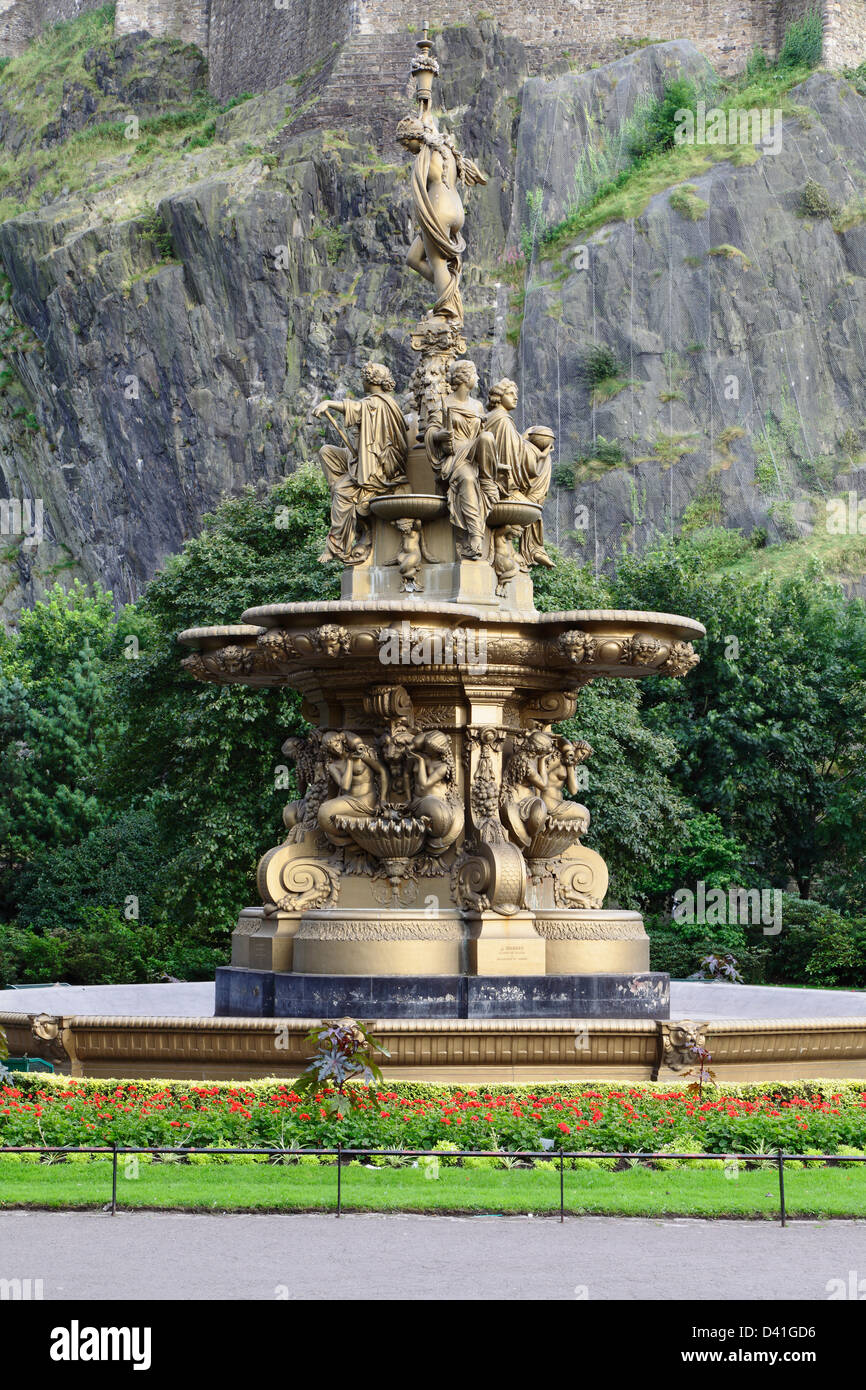 La fontana di Ross a ovest di Princes Street Gardens nel centro di Edimburgo, Scozia, Regno Unito Foto Stock