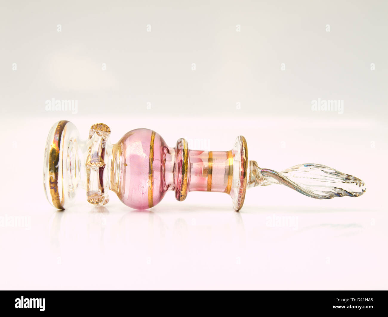 Una miniatura del vetro rosa bottiglia di profumo dall Egitto Foto Stock