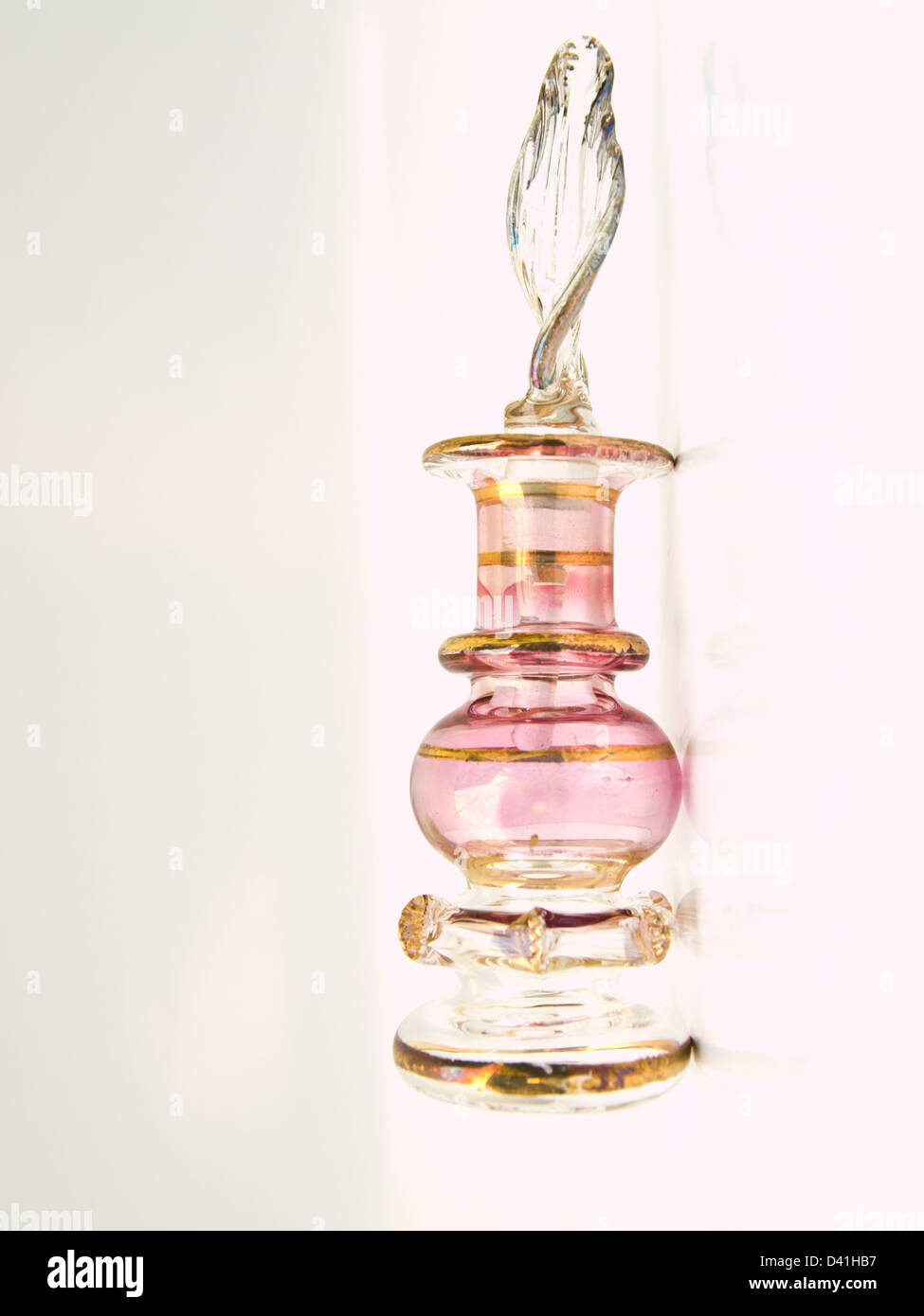 Una miniatura del vetro rosa bottiglia di profumo dall Egitto Foto Stock