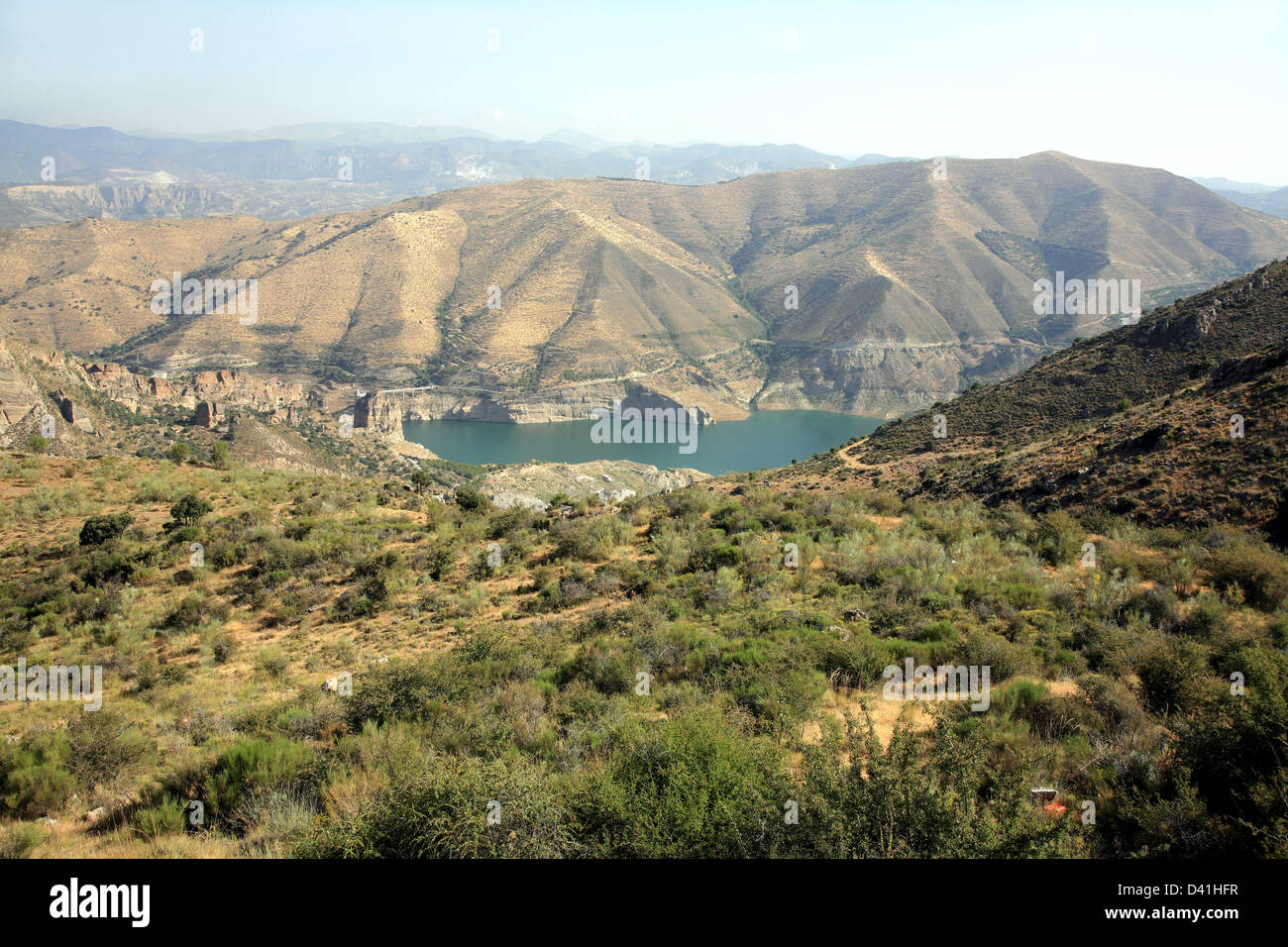 Lago di montagna nel parco della Sierra Nevada in Spagna Foto Stock