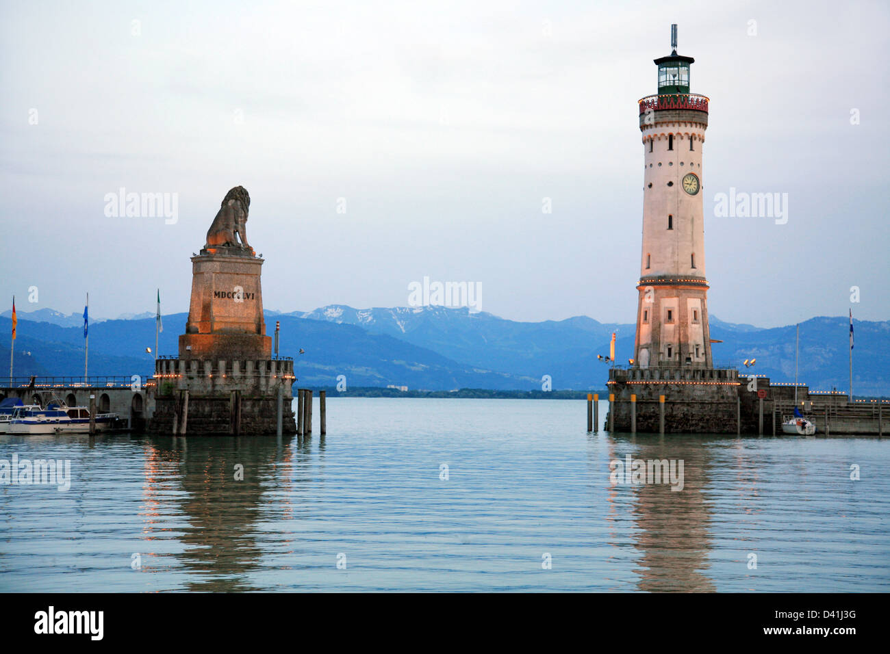 Ingresso al porto di Lindau presso il lago di Costanza con il faro e la statua del leone bavarese Foto Stock