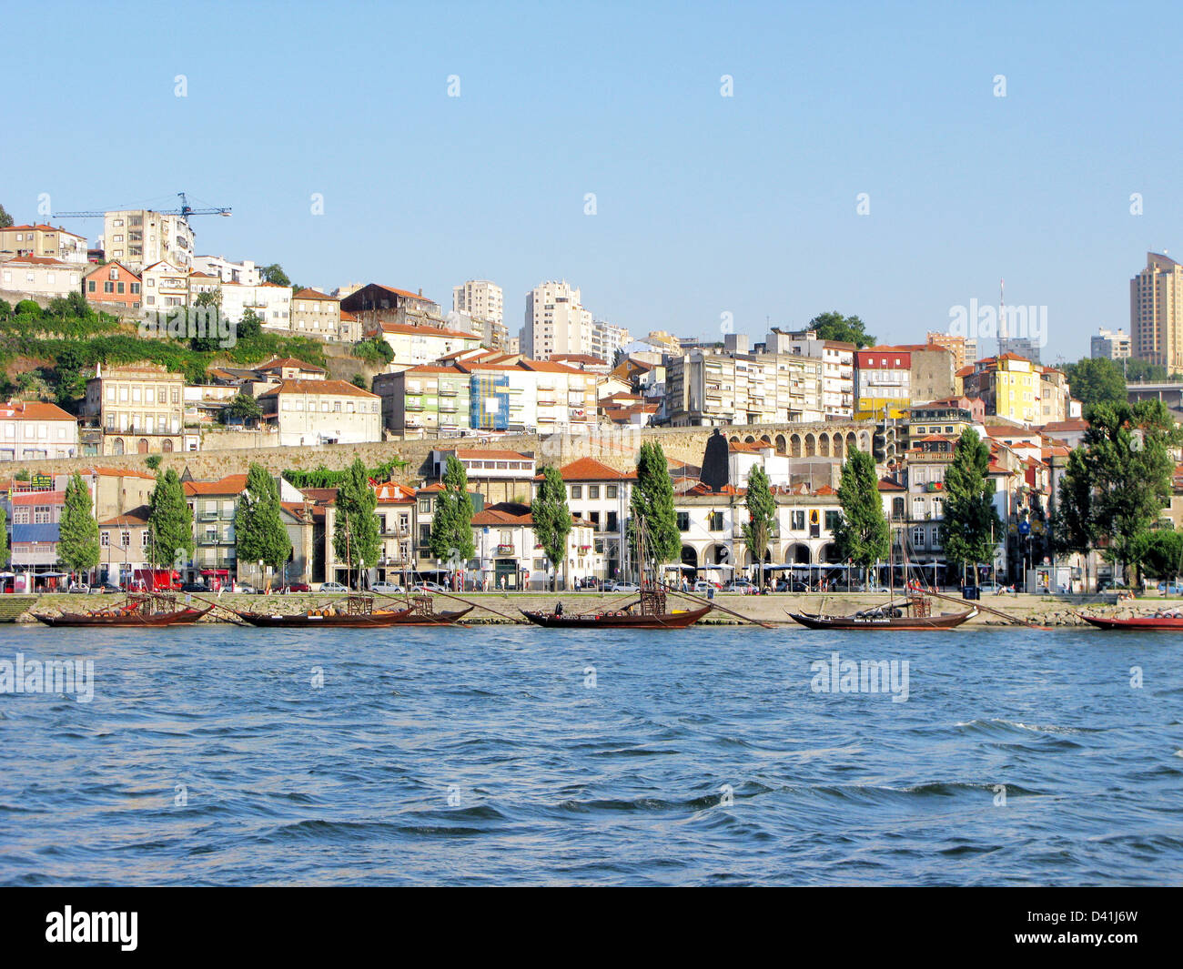 Vista della città di Porto e di vino barche sul fiume Douro in Portogallo Foto Stock