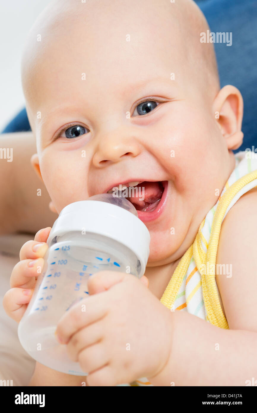 Pretty baby boy acqua potabile da bottiglia Foto Stock