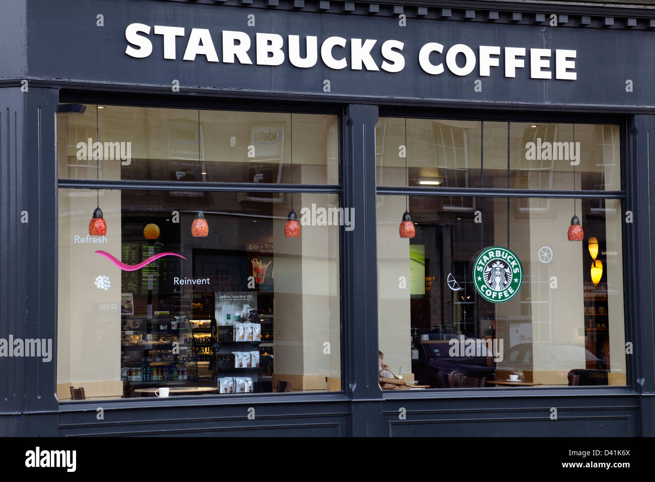 Una vetrina Starbucks Coffee Shop, George Street, Edimburgo, Scozia, Regno Unito Foto Stock