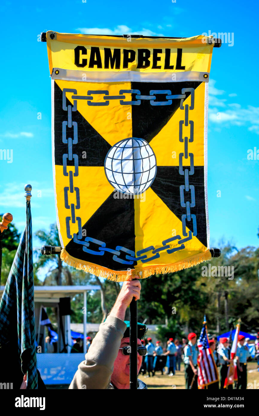 American-Scottish Clan Campbell uomini & donne marzo attorno all'arena a Sarasota Highland Games. Foto Stock