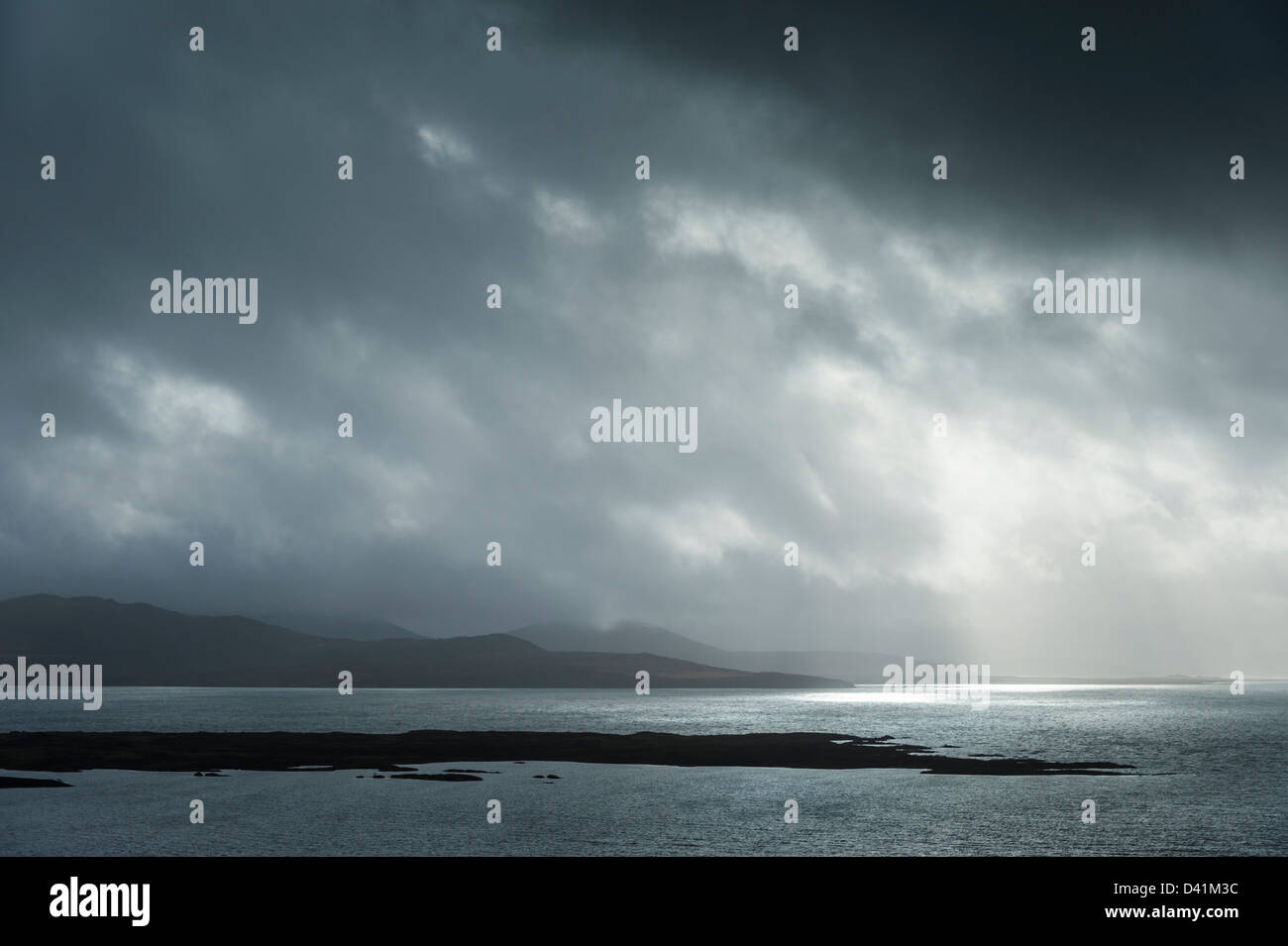 Drammatico paesaggio con cielo tempestoso e nuvole sopra il lago Thingvallavatn Islanda Foto Stock