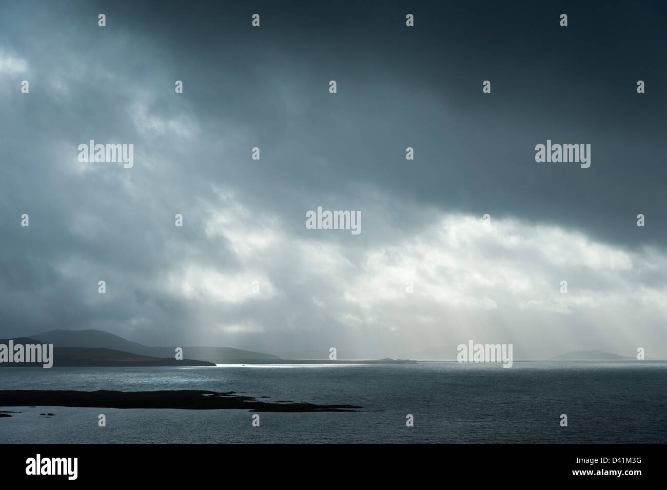 Drammatico paesaggio con cielo tempestoso e nuvole sopra il lago Thingvallavatn Islanda Foto Stock