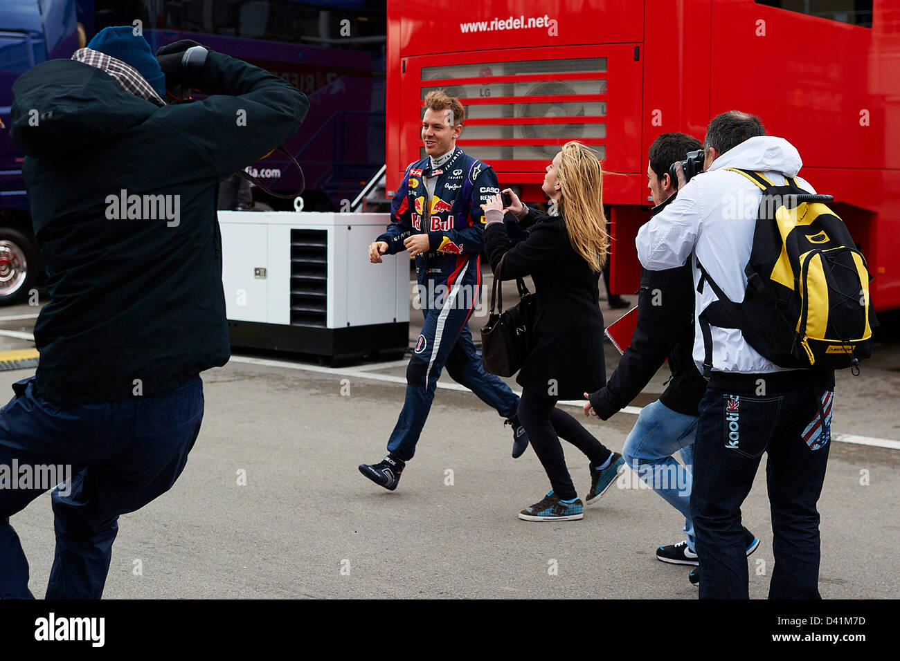 Barcellona, Spagna. 1 marzo 2013. Sebastian Vettel (Red Bull Racing) eseguire per ottenere via delle ventole, durante la Formula Uno dei test invernali al Circuit de Catalunya di Barcellona. Credito: dpa picture alliance / Alamy Live News Foto Stock