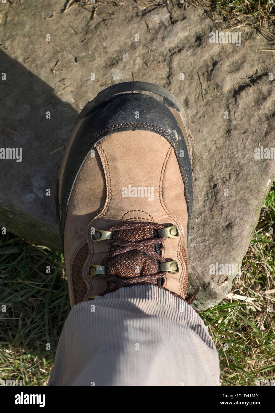 Chiusura del bagagliaio a piedi sul gradino di una pietra stile su un sentiero pubblico, REGNO UNITO Foto Stock