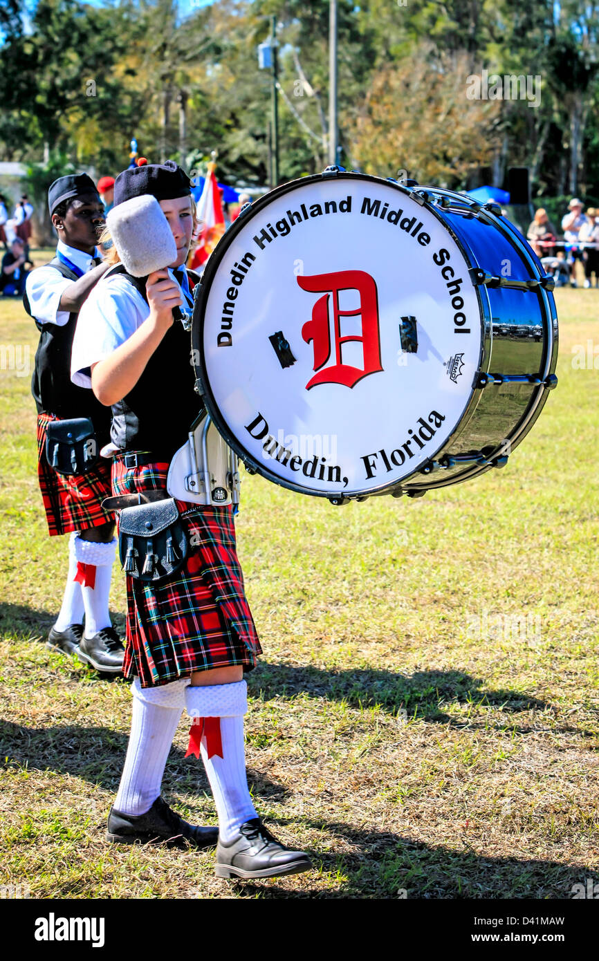 Il grande batterista di Dunedin Highland Middle School Band Marzo attorno all'arena a Sarasota Highland Games. Foto Stock