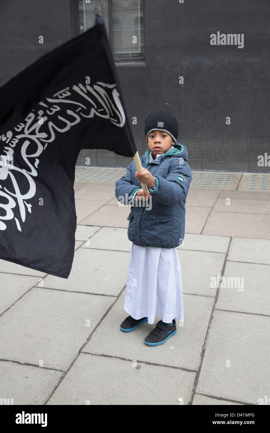 Londra, Regno Unito. 1 marzo 2013. Intorno 40 manifestanti radunati fuori l'Ambasciata del Bangladesh per protestare contro la corte del Bangladesh pregiudiziale contro il leader musulmano di gruppo Jamaat-e-Islami, Hossain Delwar Sayedee. Credito: Lydia Pagoni / Alamy Live News Foto Stock