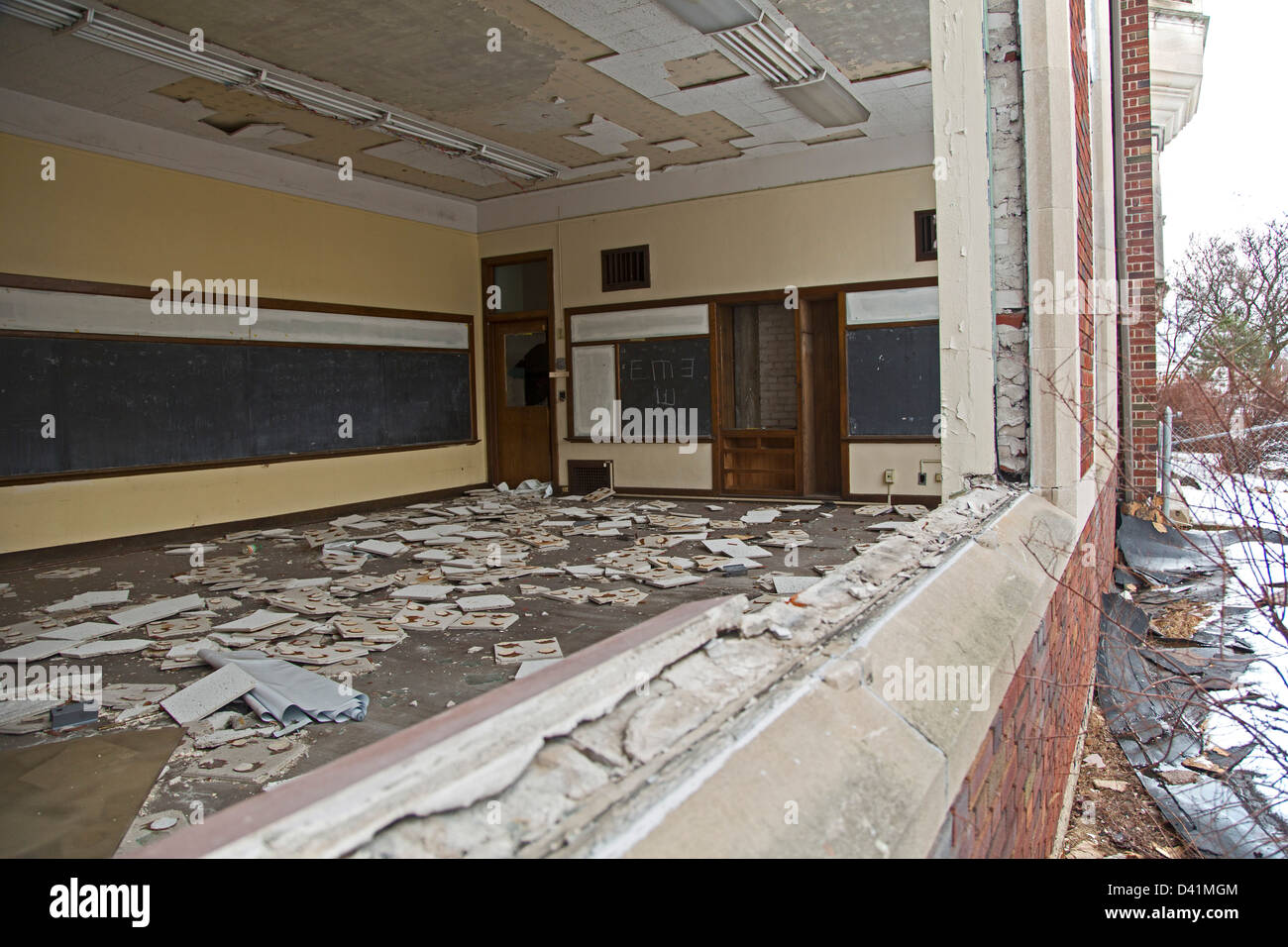 Un ex scuole pubbliche di Detroit, vandalizzato e spogliato di oggetti di valore Foto Stock