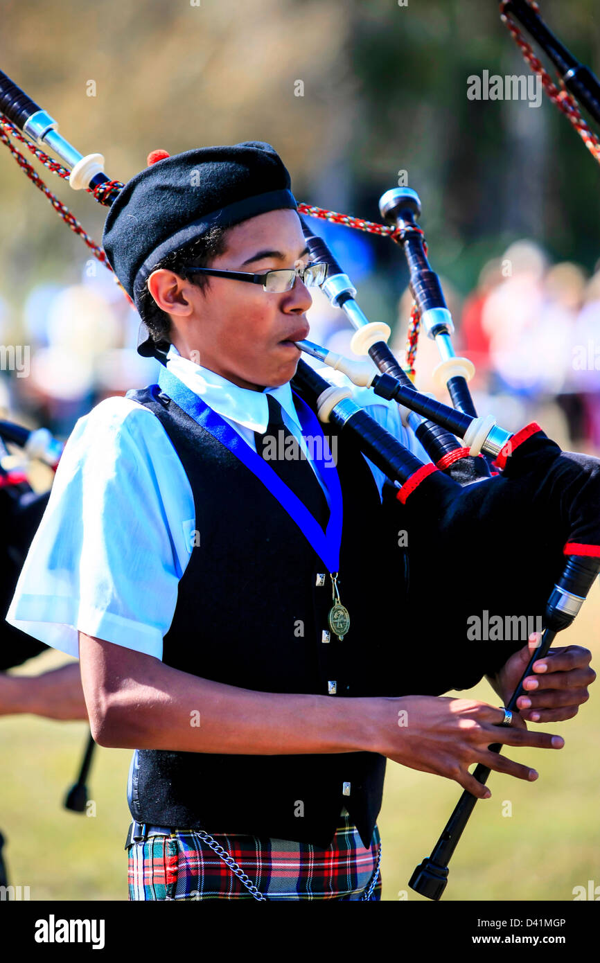 Asiatico-americano Ragazzo scozzese suona la cornamusa pur prendendo parte a Sarasota Highland Games in Florida Foto Stock