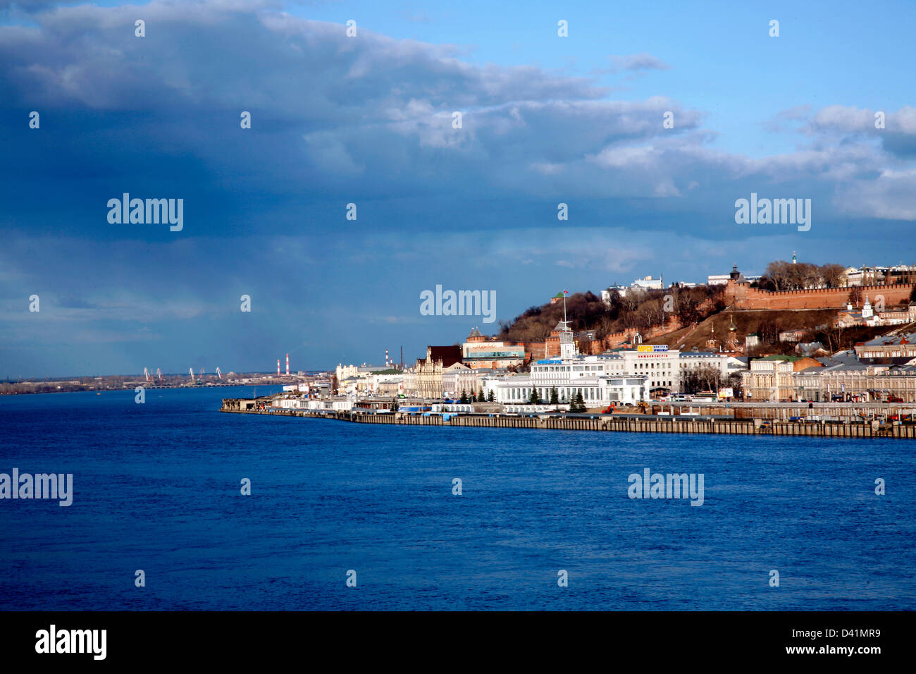 La Russia. Nizhny Novgorod. Vista del Nizhny Novgorod Cremlino e Nizhne-Volzhskaya argine del fiume Volga. Molla. Aprile. Foto Stock
