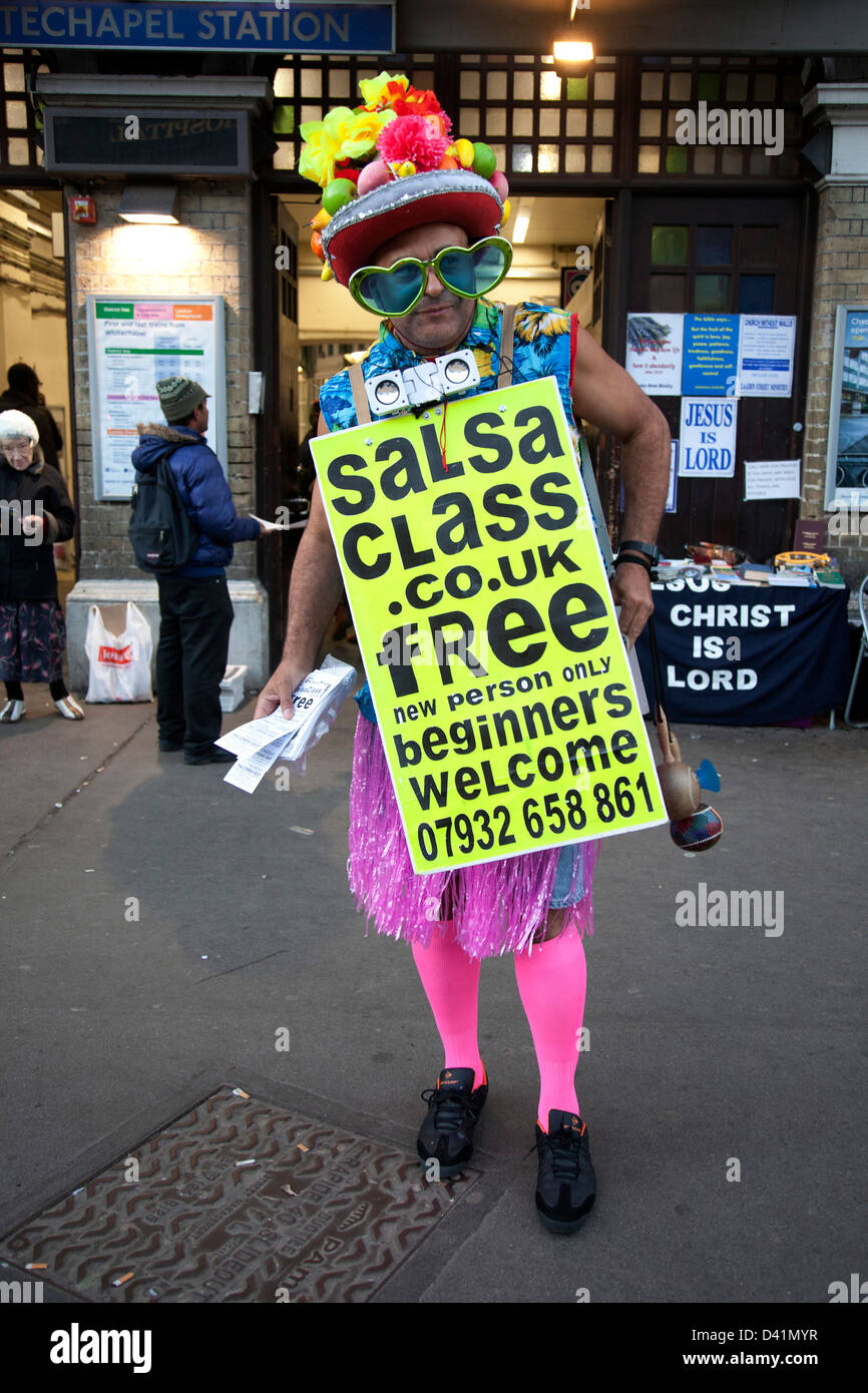 Uomo di pubblicità per la Salsa Dancing classi utilizzando una scheda di sandwich e divertente di costume nella zona est di Londra, Regno Unito. Foto Stock