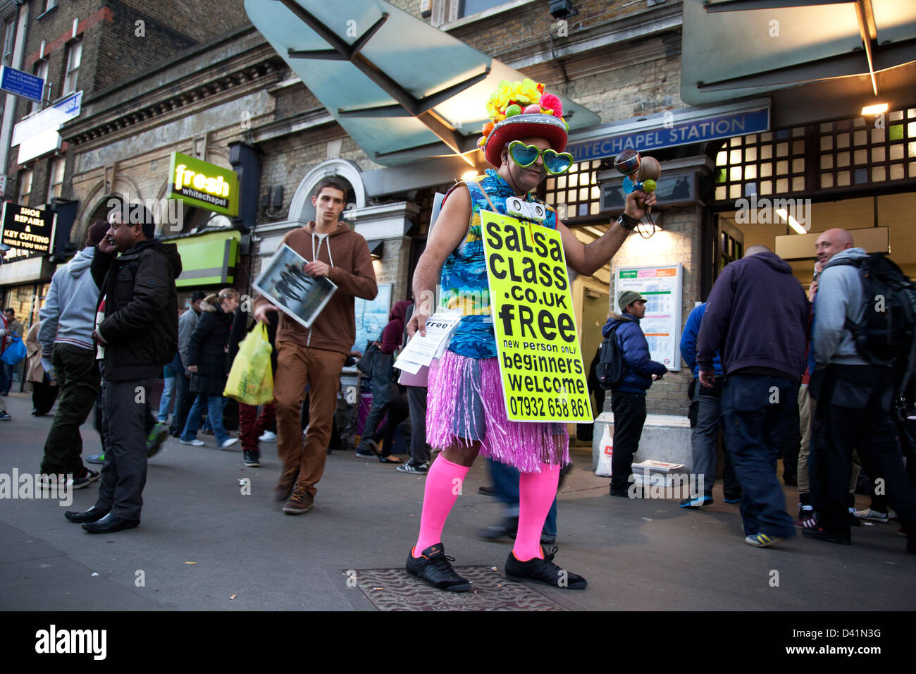 Uomo di pubblicità per la Salsa Dancing classi utilizzando una scheda di sandwich e divertente di costume nella zona est di Londra, Regno Unito. Foto Stock