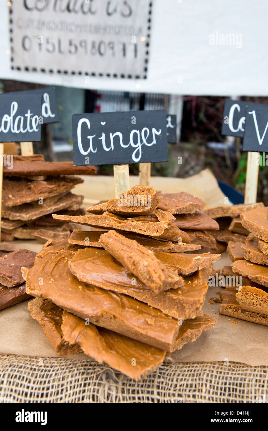 Il cibo va in stallo in Camden town market. Camden Lock. Foto Stock