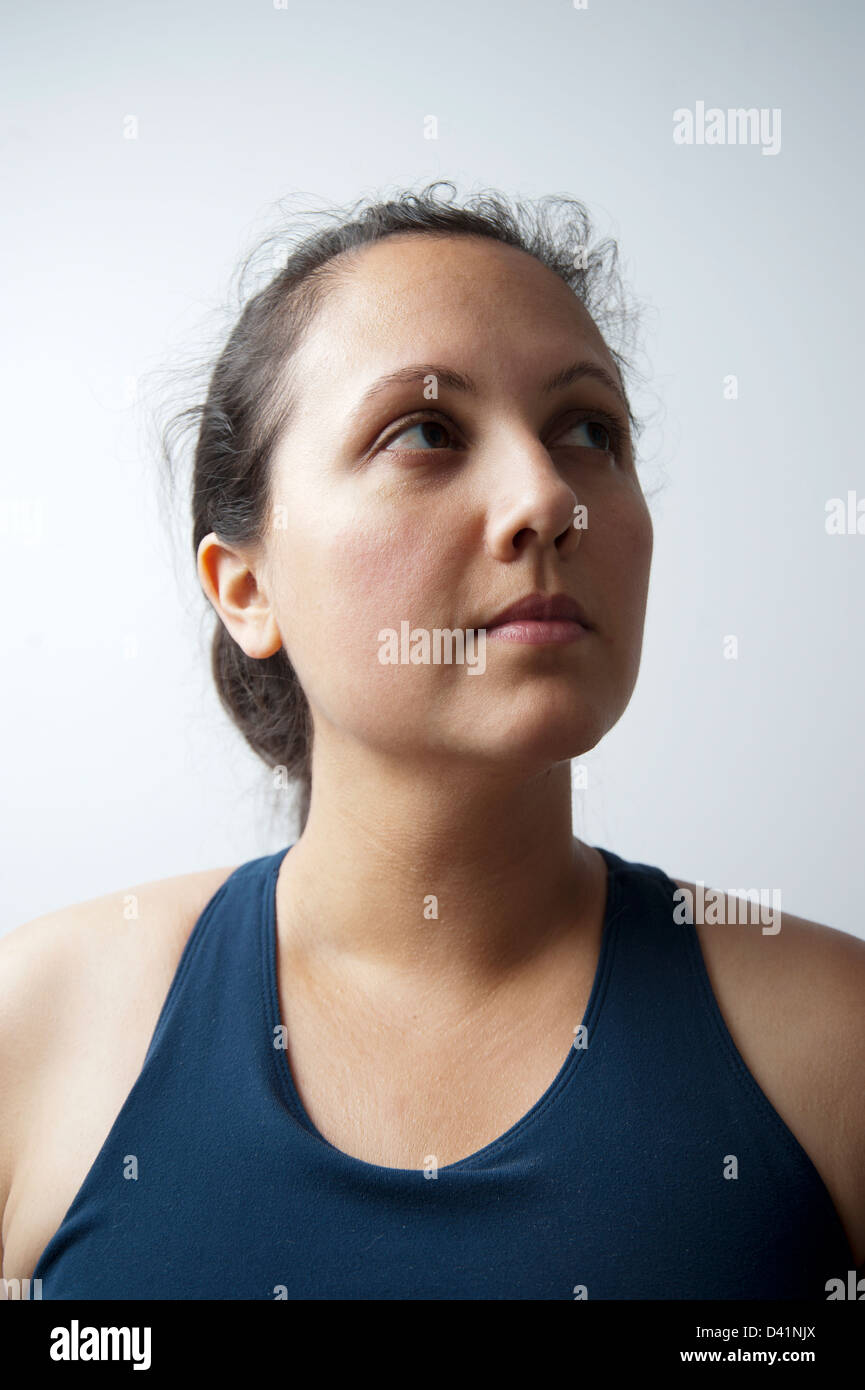Ritratto di donna con splendide caratteristiche e capelli tirati indietro, nessun trucco e un aspetto naturale Foto Stock
