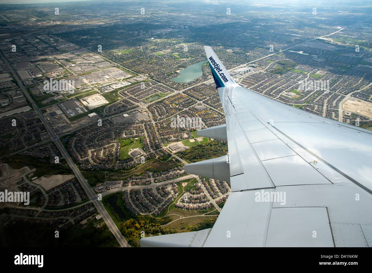 Vista dalla finestra di Toronto e ala di aeroplano per Westjet Airlines Volare sopra Toronto, Ontario, Canada Foto Stock