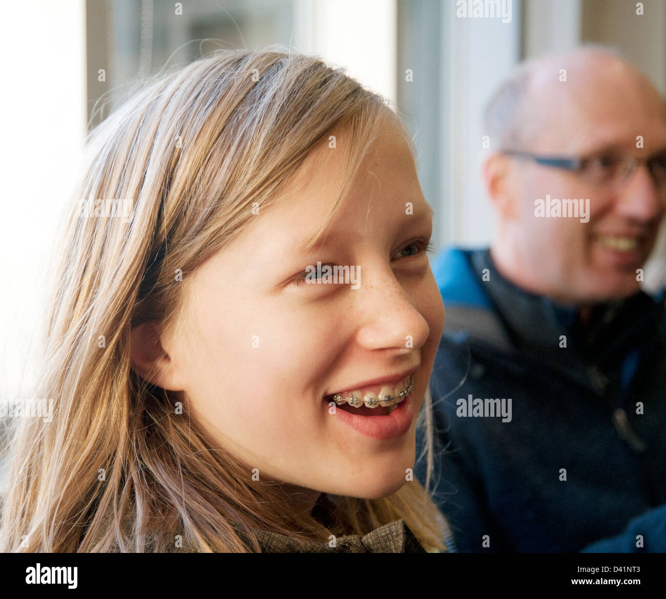 Ragazza giovane con il padre in una sala di attesa a ortodontista Foto Stock