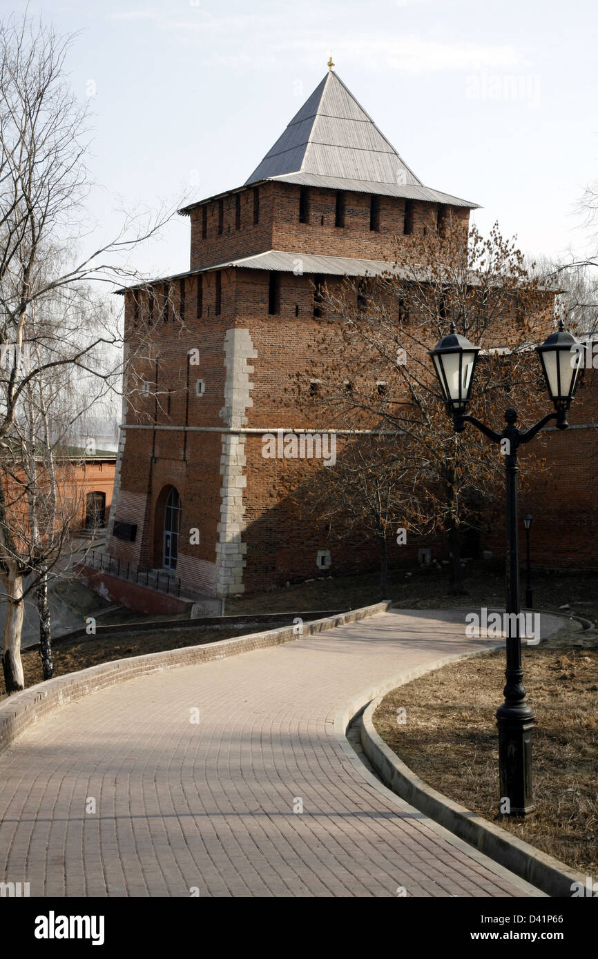 La Russia. Nizhny Novgorod: Ivanovskaya Torre del Cremlino. Mattina. Molla. Aprile. Vacanza. Foto Stock