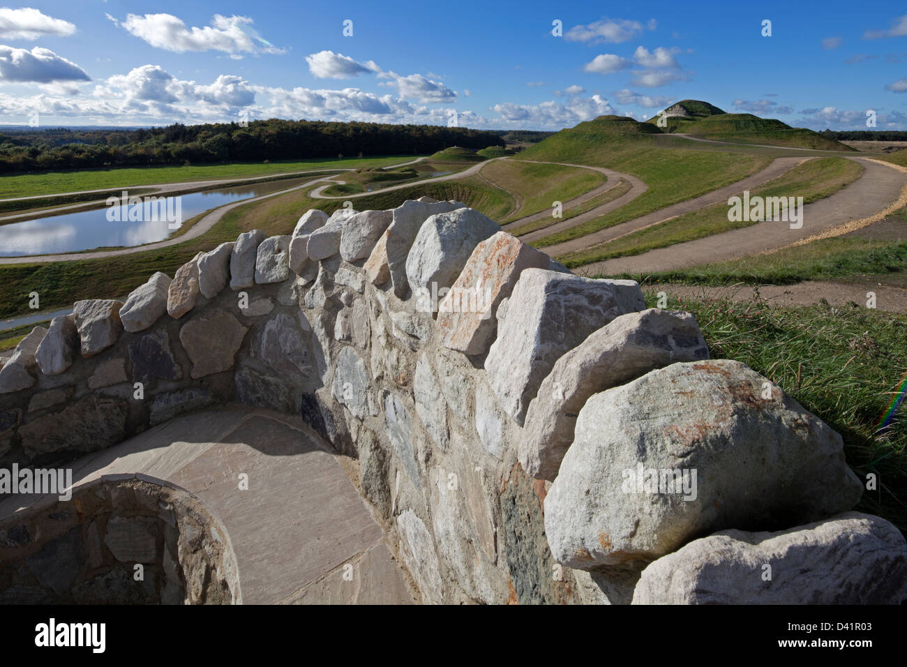 Chiudere l immagine dell'umano rilievi scultura di Charles Jencks di Northumberlandia vicino a Cramlington, Northumberland Foto Stock