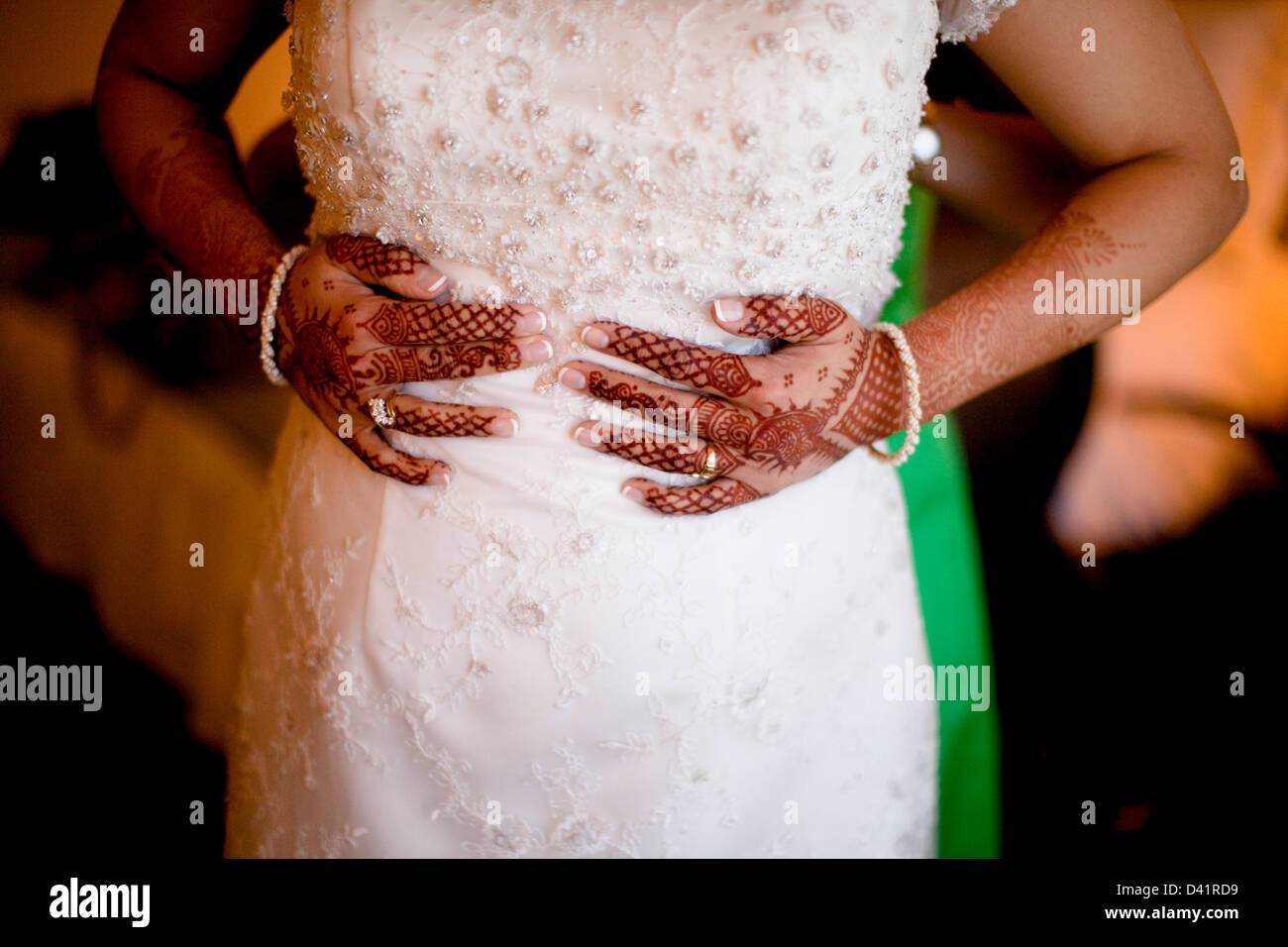 Henna design, arte del corpo e sposa le mani Foto Stock