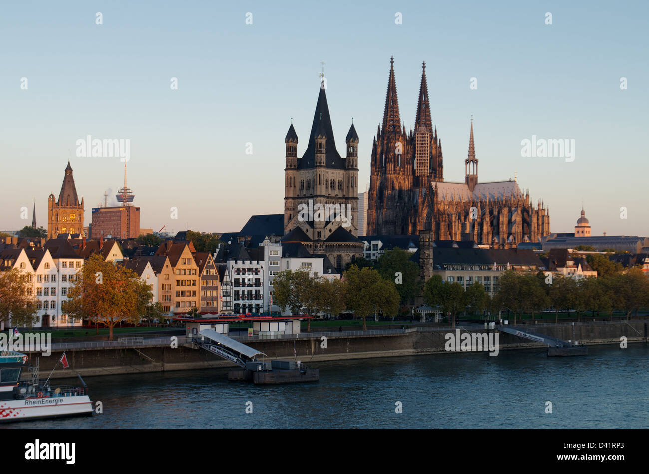 Il lungomare e la città vecchia di Colonia, Germania Foto Stock