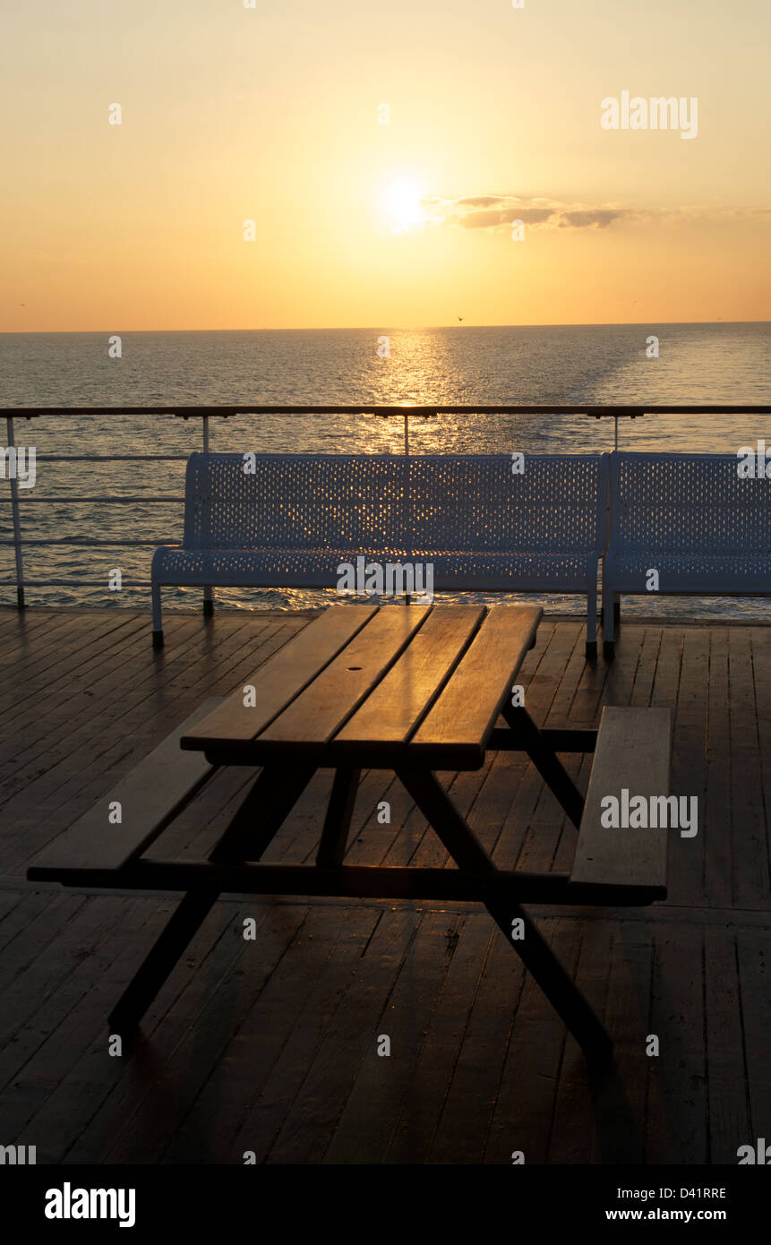 Tramonto dal ponte di una nave traghetto nel canale della Manica Foto Stock