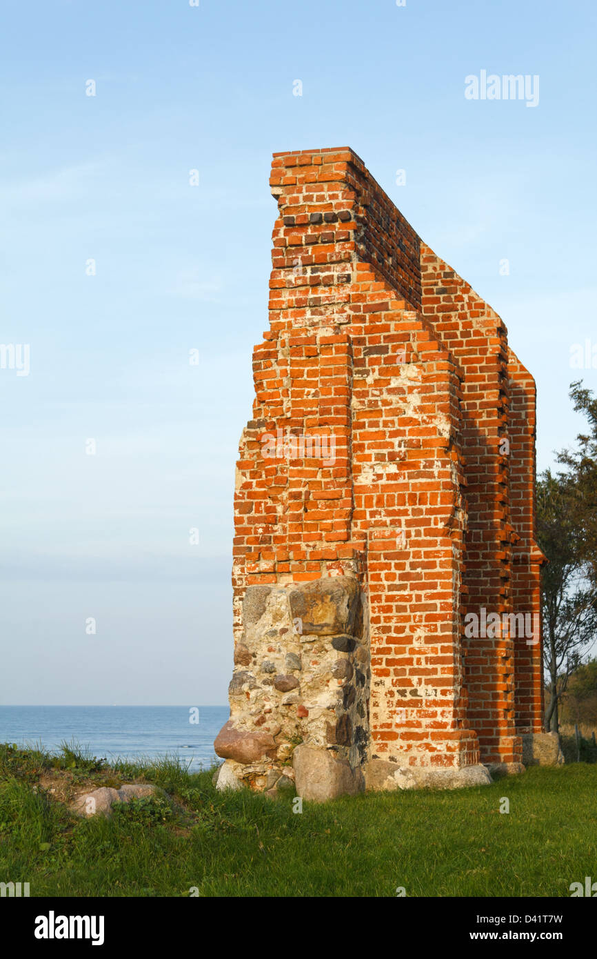 Hoff sul Mar Baltico, Polonia, i ruderi della chiesa di San Nicola Foto Stock
