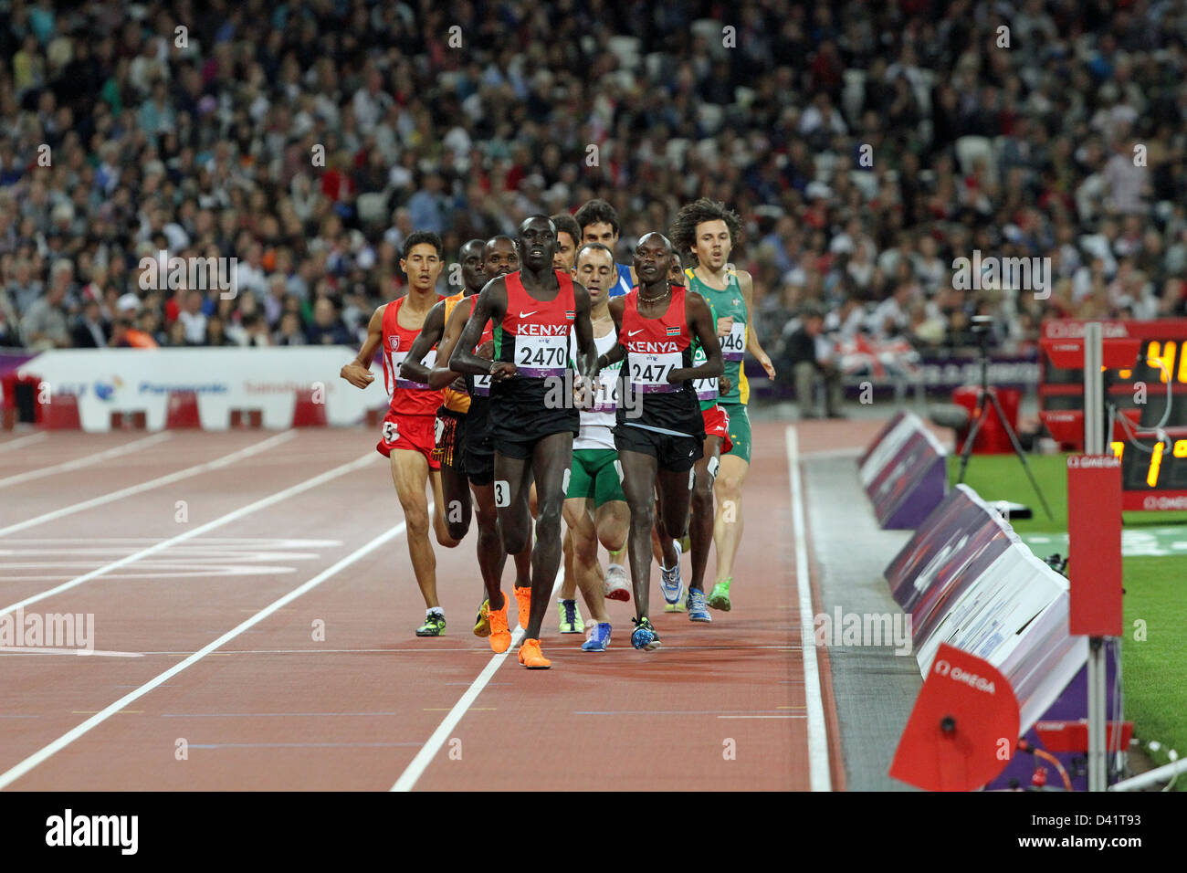 Giona Kipkemoi Chesum (L) e Abramo Tarbei (R) del Kenya assumere la guida nella mens 1500m - T46 allo stadio Olimpico Foto Stock