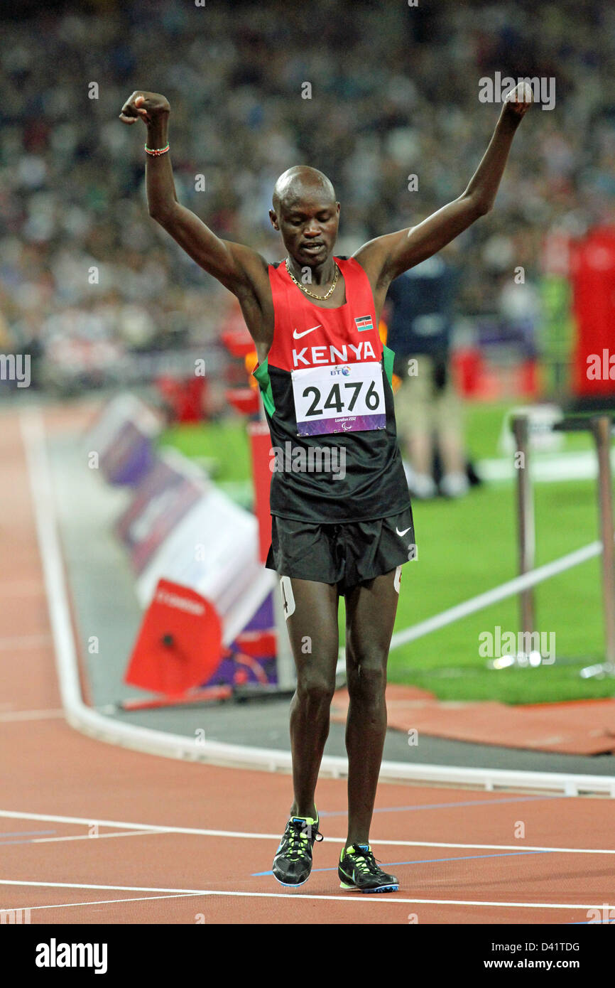 Abramo Tarbei del Kenya celebra vincere l'oro nella mens 1500m - T46 allo stadio olimpico al London 2012 Paralimpiadi Foto Stock