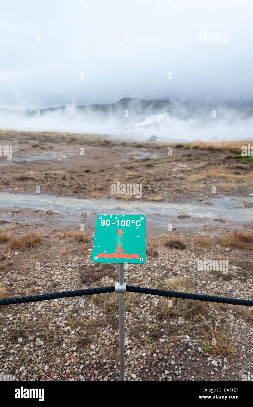 Segnale di avvertimento a caldo di messa a terra a Geysir o Geyser Islanda Foto Stock