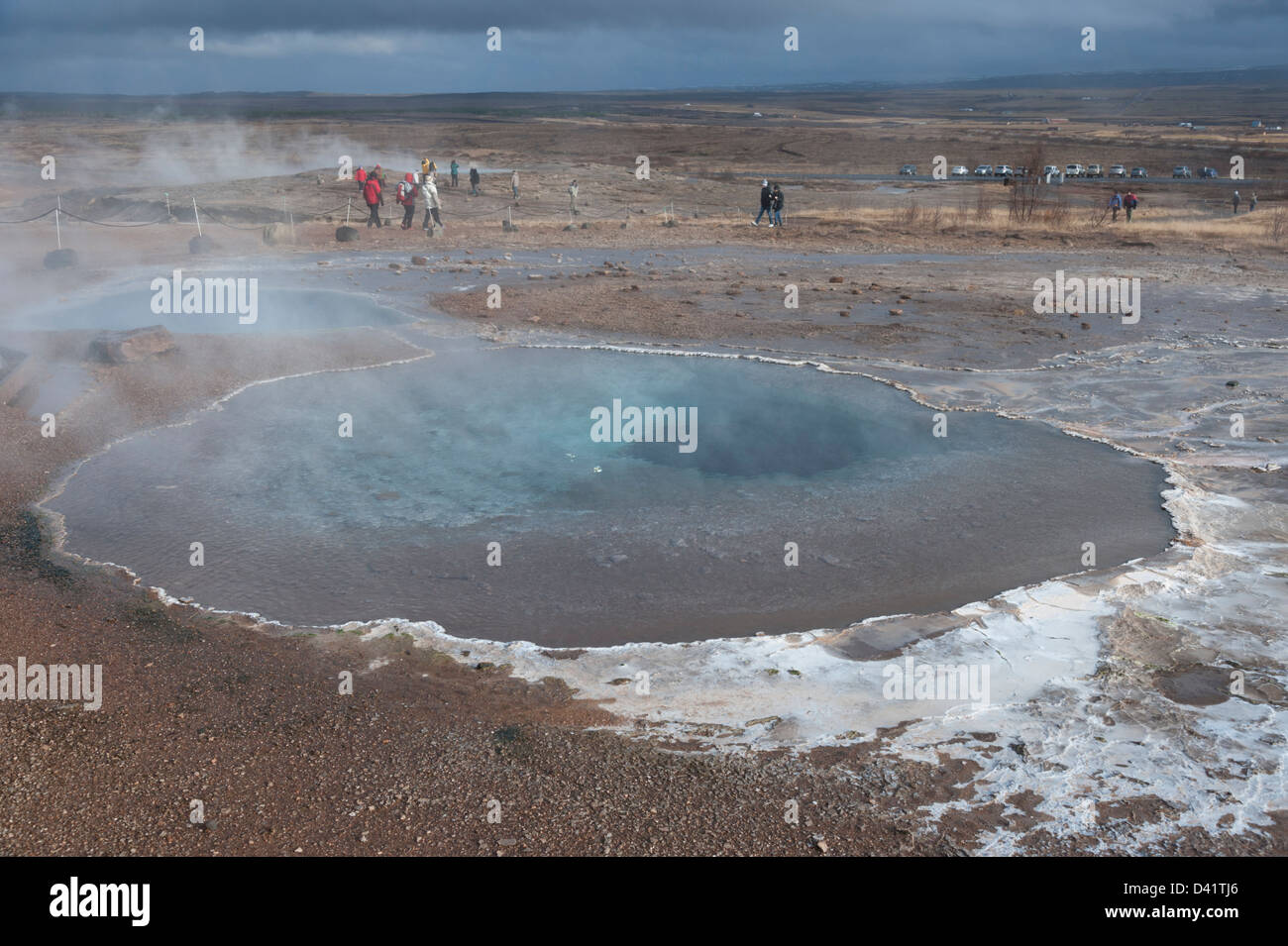 Una piscina calda di vaporizzazione dell'acqua a Geysir o Geyser Islanda Foto Stock