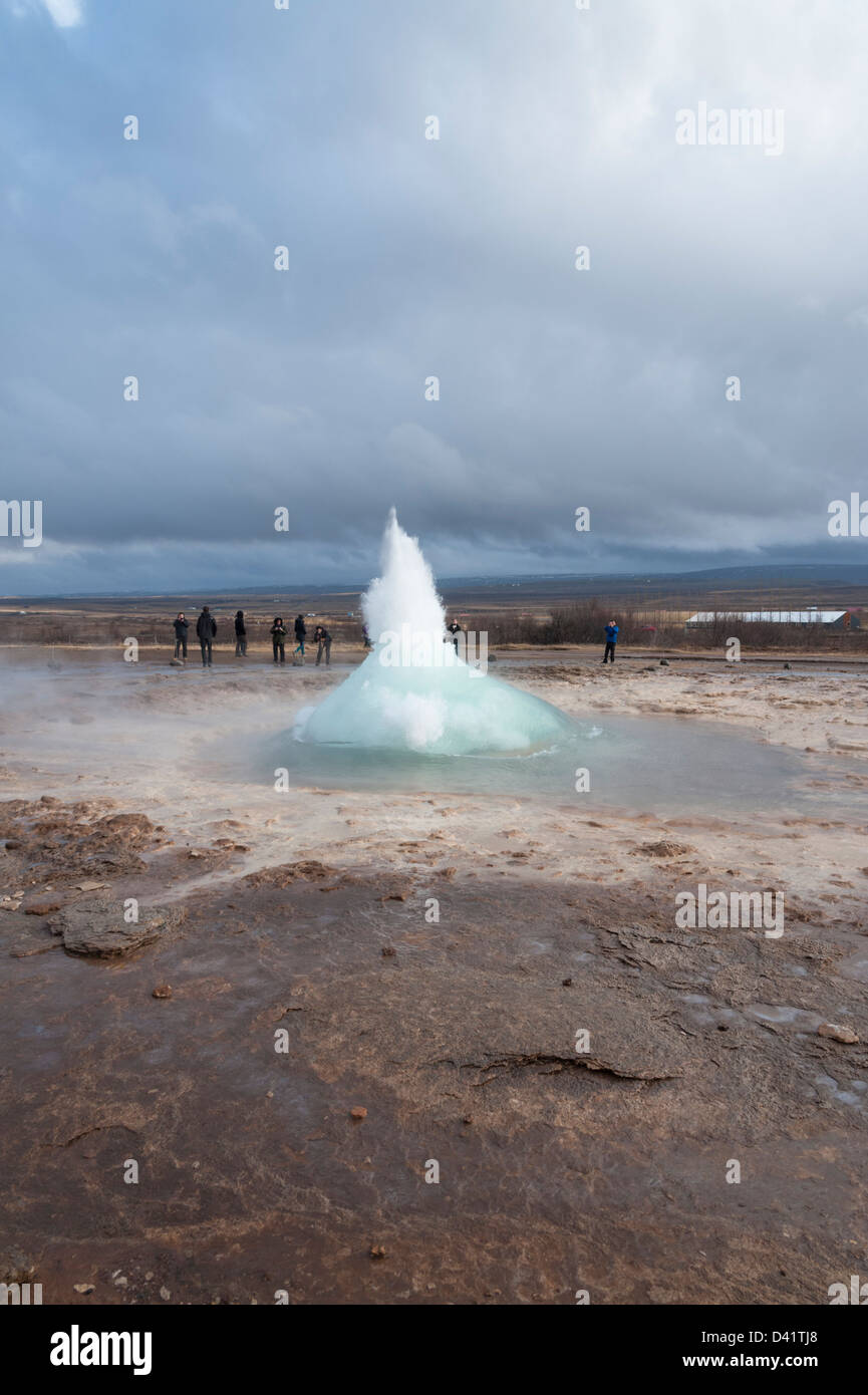 Strokkur Geysir o Geyser che erutta Islanda Foto Stock