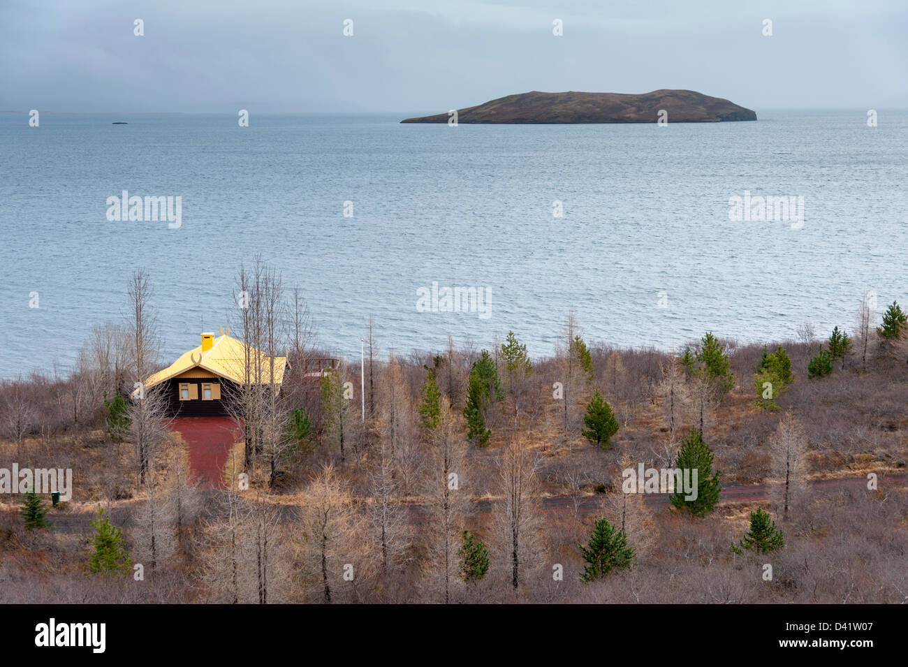 Una cabina con tetto giallo sulla riva del lago Thingvallavatn vicino a Reykjavik in Islanda Foto Stock