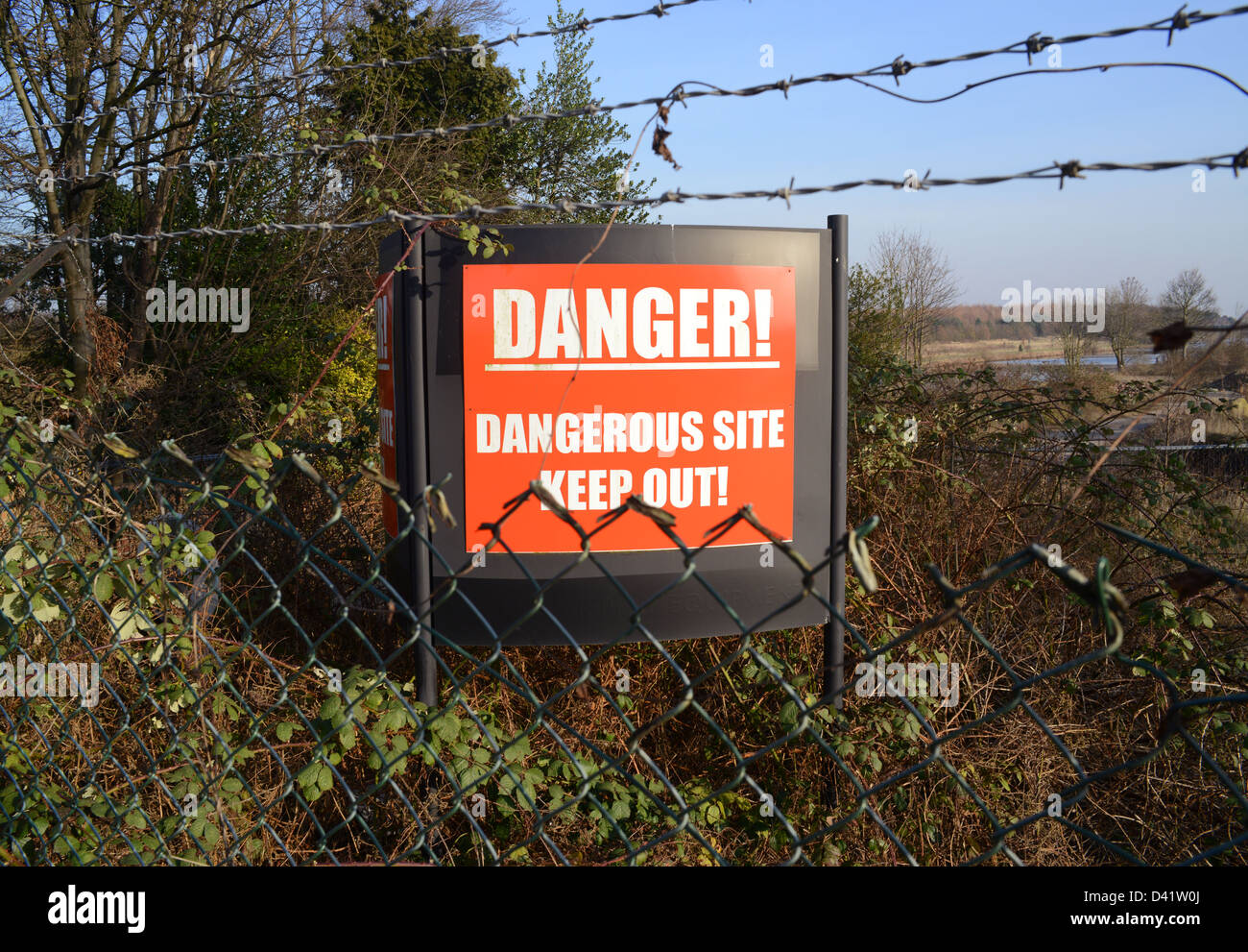 Tenere fuori un cartello di segnalazione della pericolosità di sito industriale leeds Yorkshire Regno Unito Foto Stock