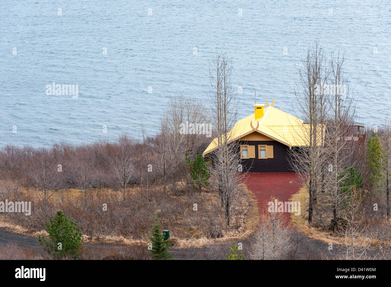 Una cabina con tetto giallo sulla riva del lago Thingvallavatn vicino a Reykjavik in Islanda Foto Stock