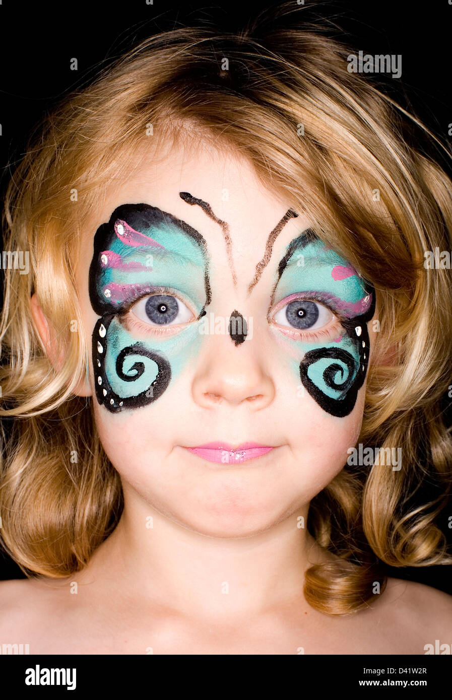 Ragazza con butterfly face paint, ritratto Foto Stock