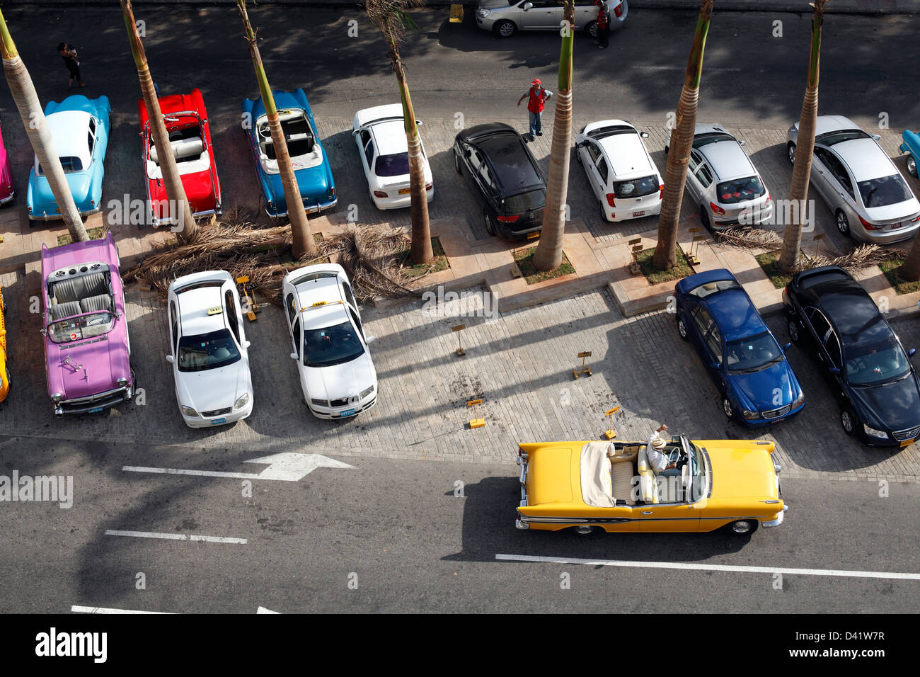Vecchie e nuove vetture cubano e taxi parcheggiato nel centro di Avana Foto Stock