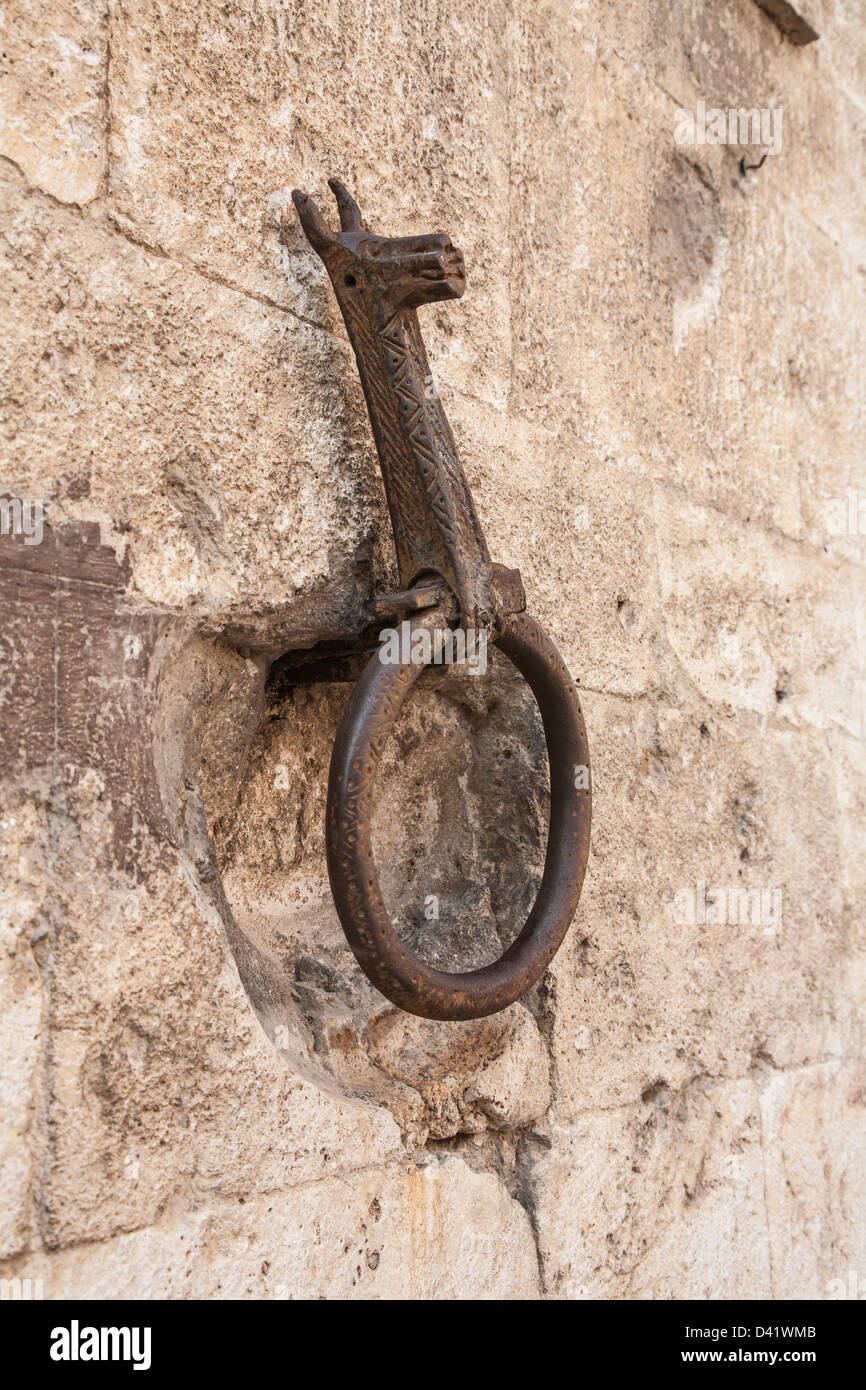 Il vecchio cavallo di ferro tirante ad anello, San Quirico, Toscana, Italia Foto Stock