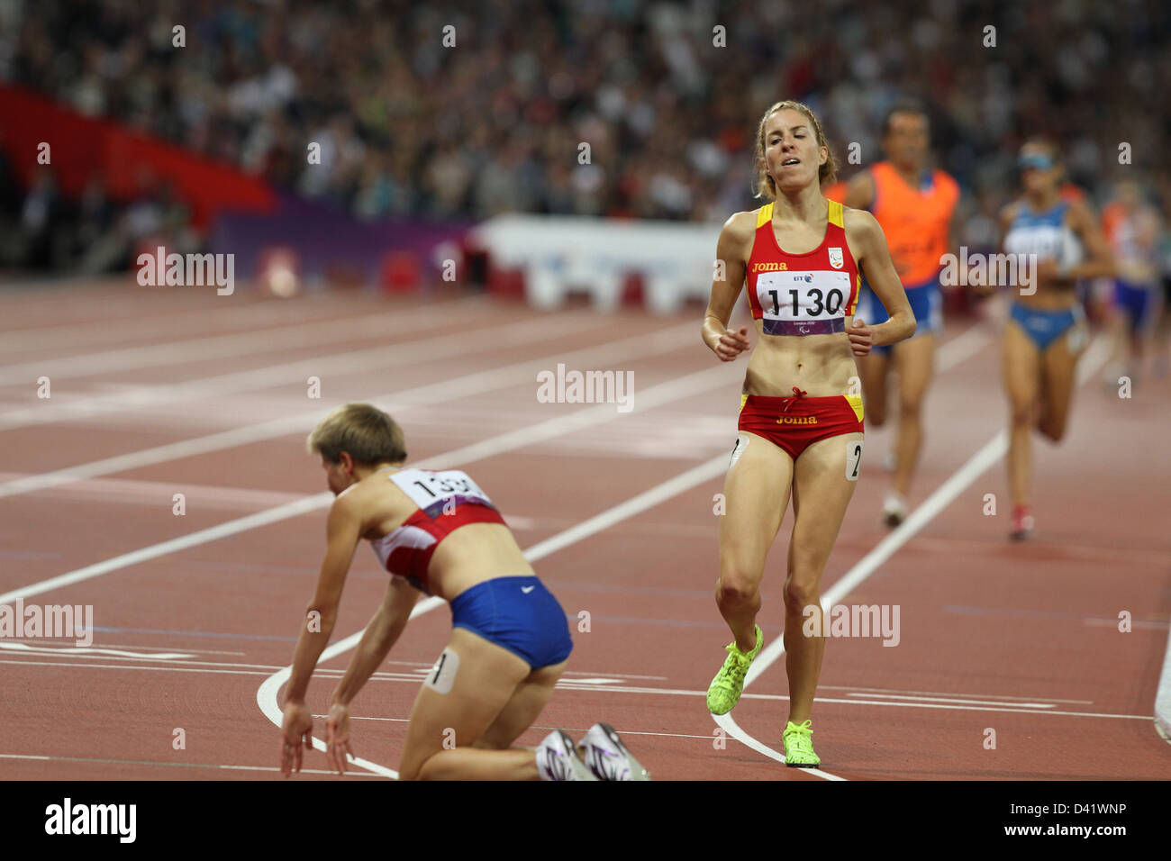 Elena Pautova della Russia vincere l'oro, Elena Congost della Spagna in 2womens 1500m - T12 di Londra del 2012 Giochi Paralimpici. Foto Stock
